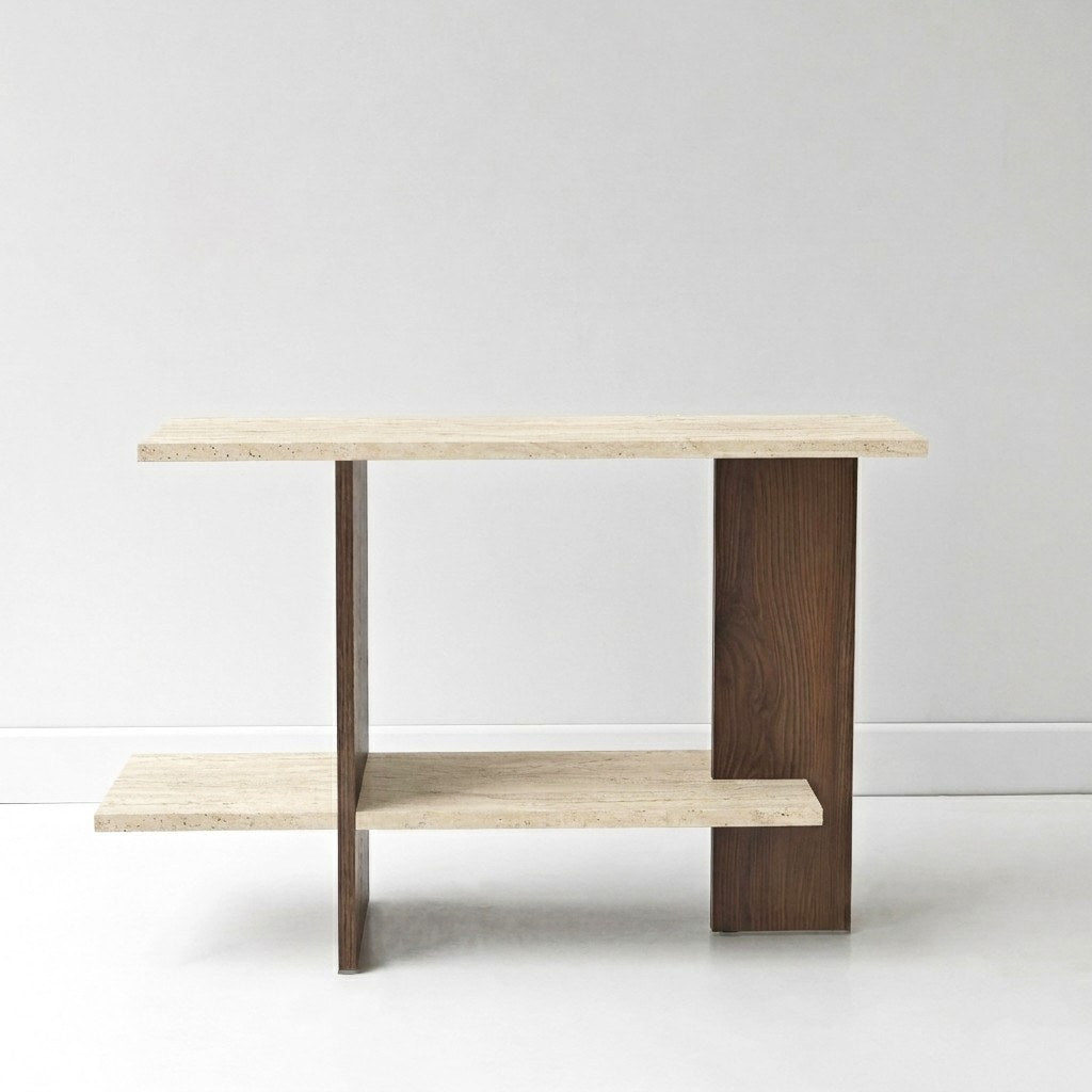Beistelltisch mit rechteckiger Platte in Travertin-Optik und Nussbaum-Gestell, Melamin-Spanplatte, Masse 80 x 30 x 55 cm.