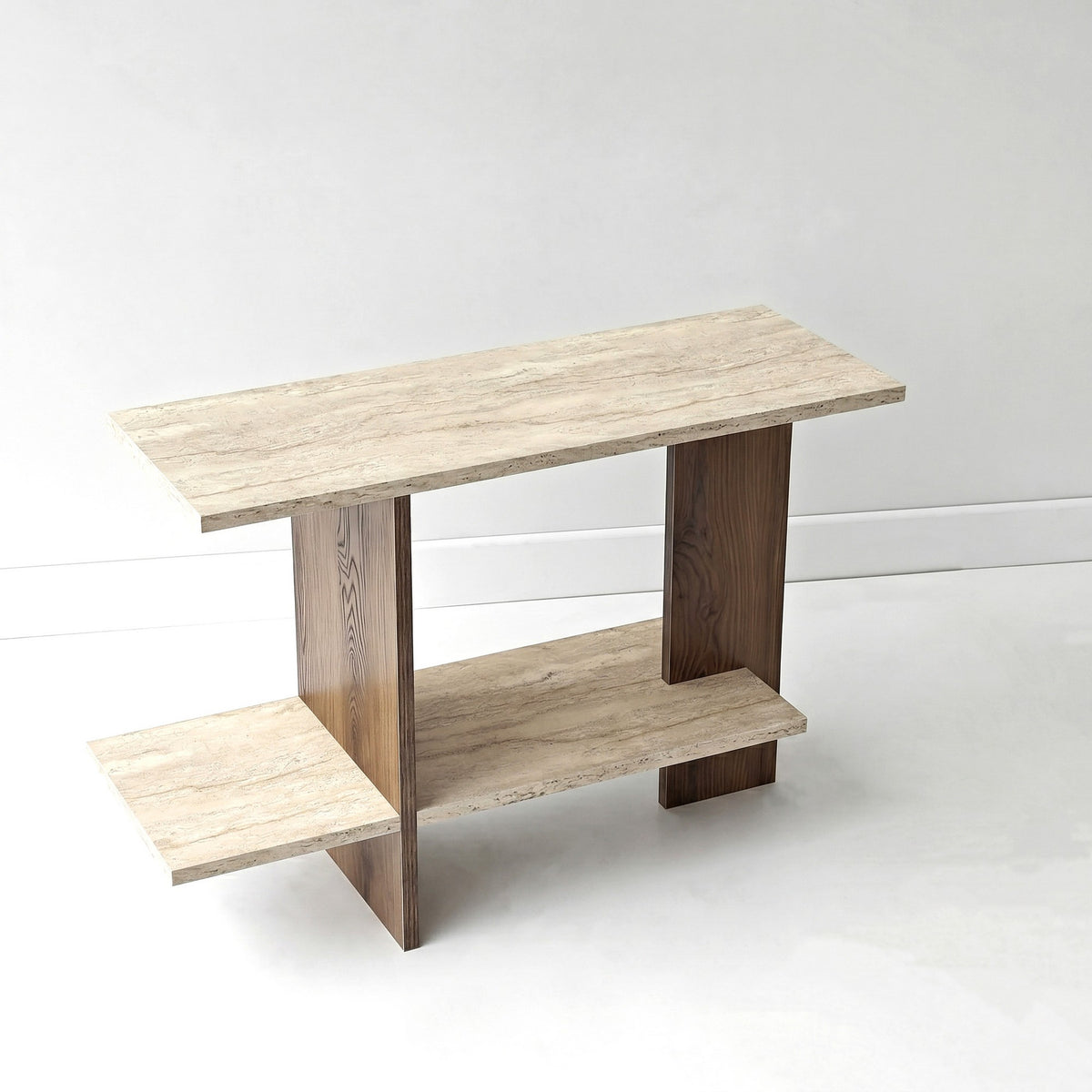 Beistelltisch mit rechteckiger Platte in Travertin-Optik und Nussbaum-Gestell, Melamin-Spanplatte, Masse 80 x 30 x 55 cm.