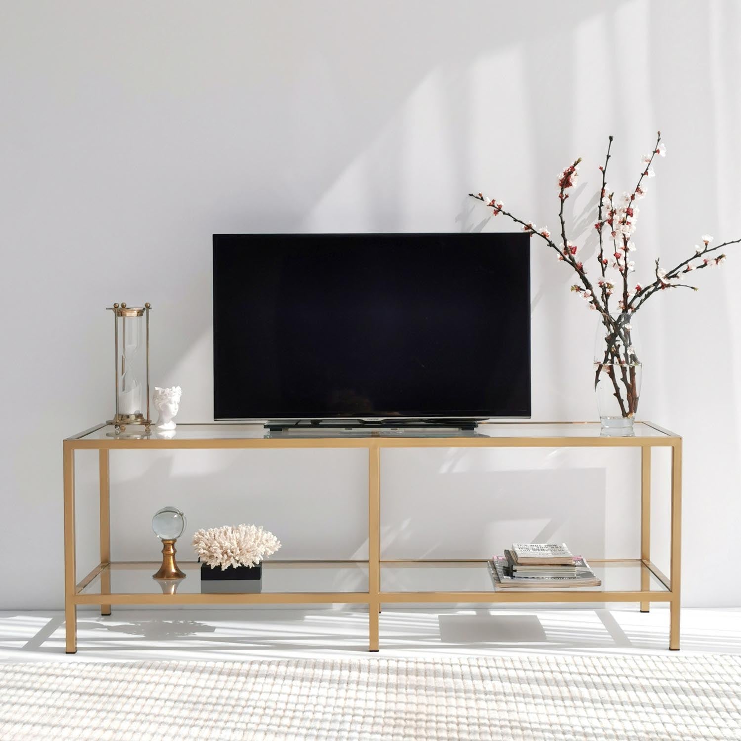 Verleihen Sie Ihrem Wohnzimmer mit dem Basic Gold TV501 Sideboard von Hanah Home einen Hauch von Luxus. Elegantes Design aus gehärtetem Glas und robustem Metall.