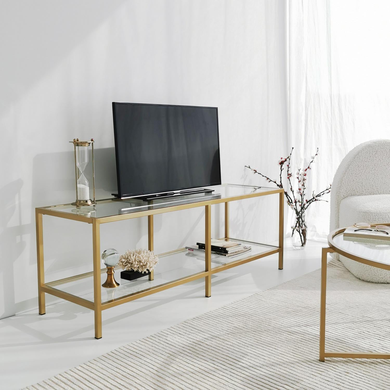 Entdecken Sie das Basic Gold TV501 Sideboard von Hanah Home – ein eleganter TV-Ständer aus gehärtetem Glas und Metall, der Ihrem Wohnraum Glamour verleiht.