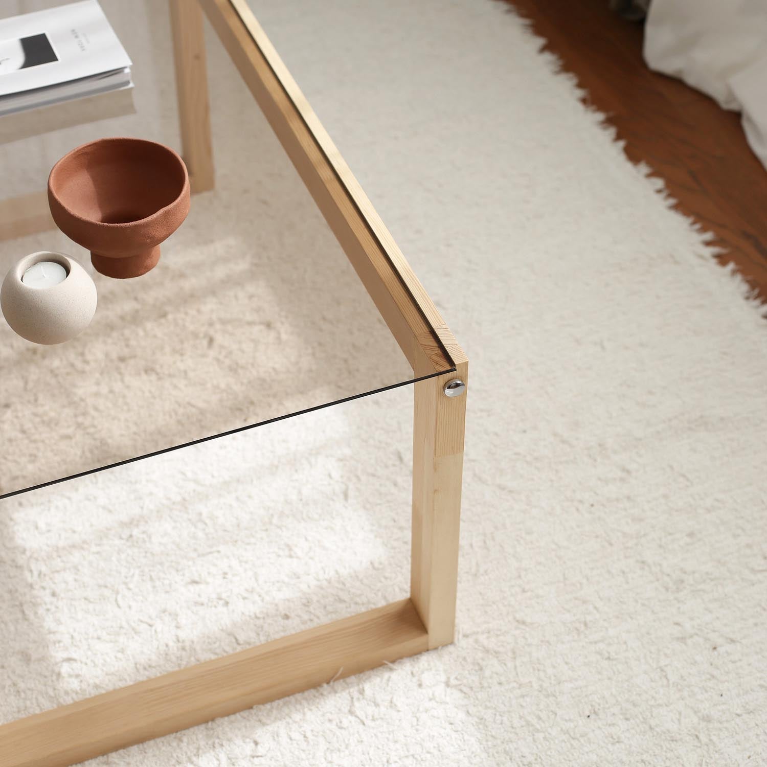 Entdecken Sie den Via Sofatisch von Hanah Home – ein eleganter Couchtisch aus massivem Kiefernholz, der Stil und Funktionalität perfekt kombiniert.