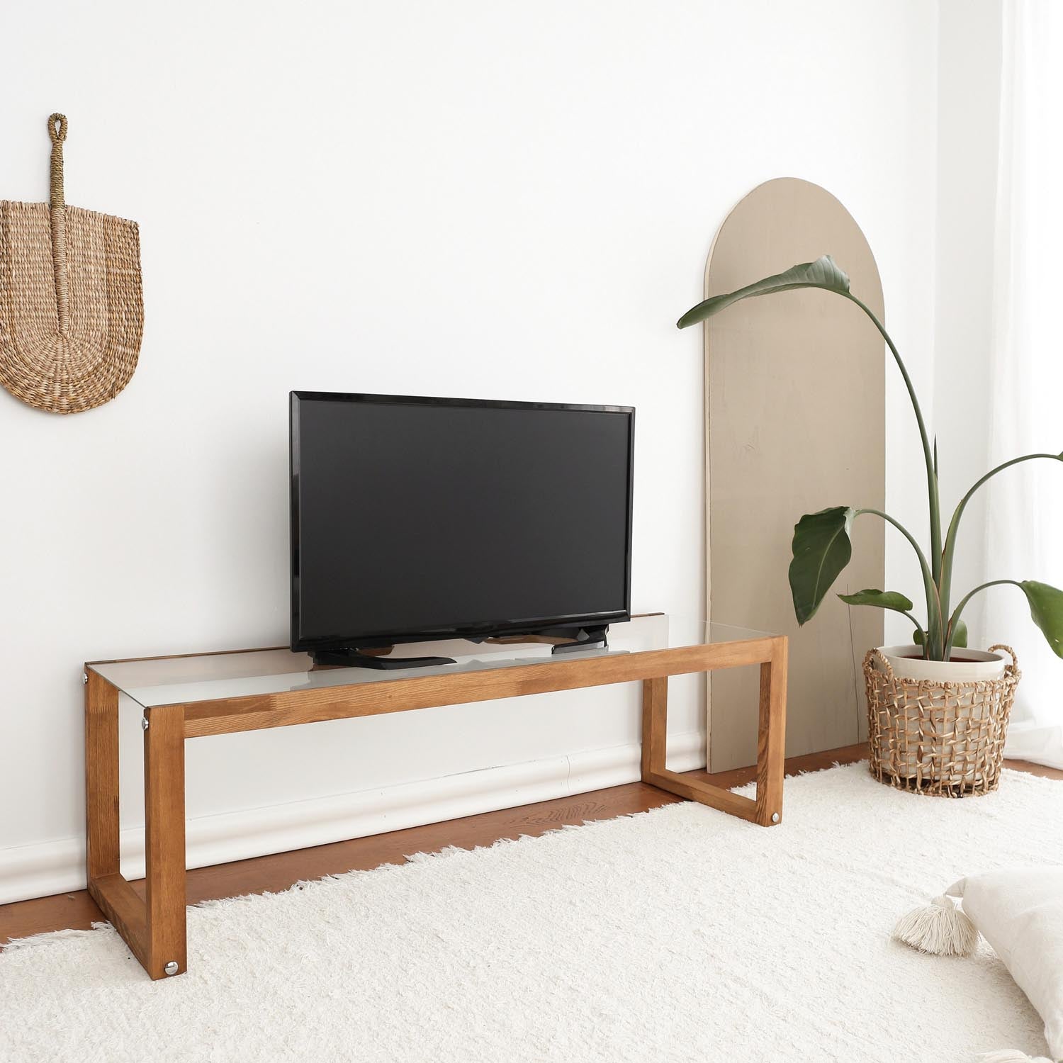 Entdecken Sie den stilvollen TV-Ständer "Via - Wooden" von Hanah Home, gefertigt aus 100% massivem Kiefernholz. Perfekt für ein modernes, elegantes Wohnzimmer!