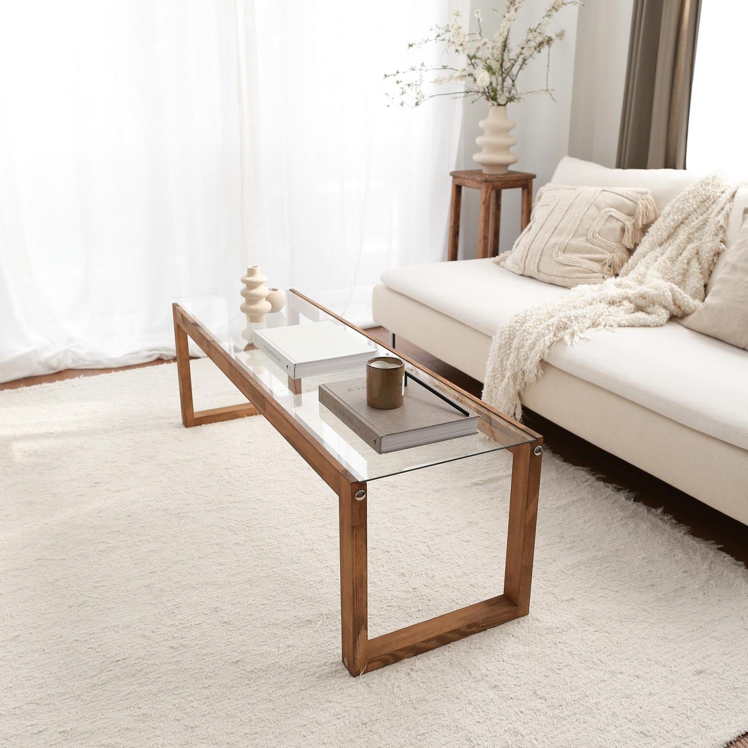 Gestalten Sie Ihr Wohnzimmer neu mit dem TV-Ständer "Via - Wooden" von Hanah Home. Aus robustem Kiefernholz, vereint er Stil und Funktionalität!