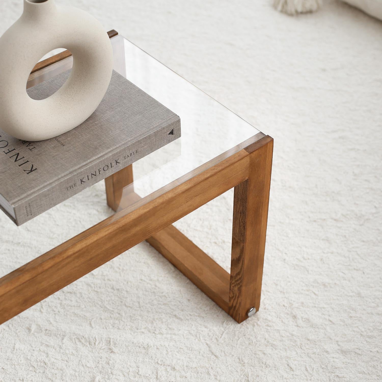 Gestalten Sie Ihr Wohnzimmer neu mit dem stilvollen TV-Ständer "Via - Wooden" von Hanah Home. Aus robustem Kiefernholz gefertigt, vereint er Funktionalität und modernes Design.