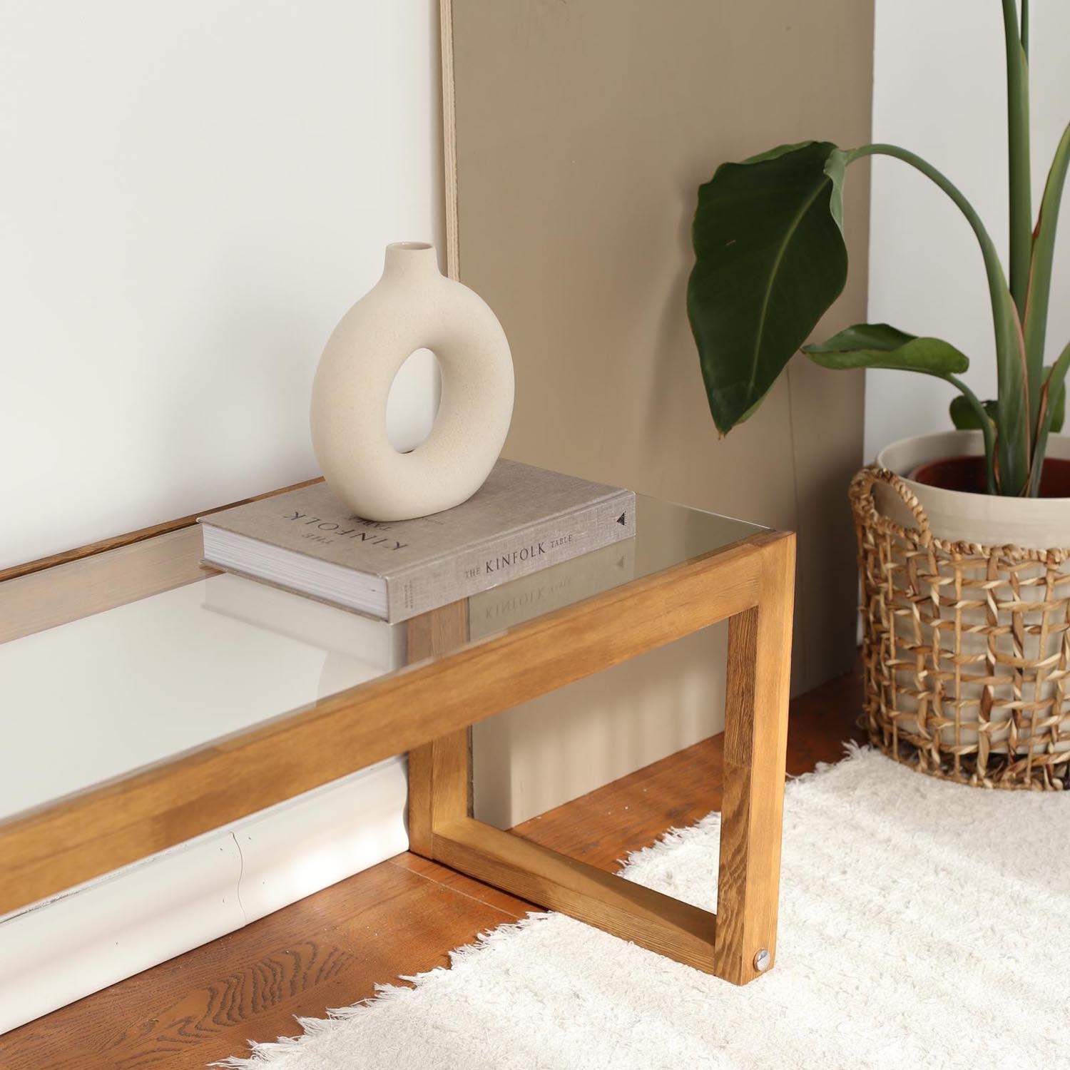 Verleihen Sie Ihrem Wohnraum mit dem TV-Ständer "Via - Wooden" von Hanah Home einen Hauch von Eleganz. Aus 100% massivem Kiefernholz gefertigt, bietet er stilvolle Funktionalität und eine moderne Ästhetik.