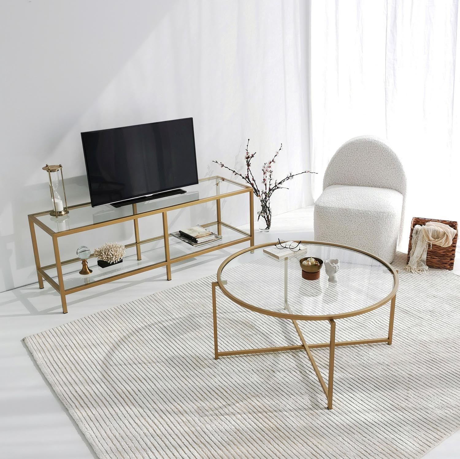 Entdecken Sie den Gold Sun S404 Sofatisch von Hanah Home – ein eleganter Beistelltisch aus gehärtetem Glas und Metall, der stilvollen Glamour in jeden Raum bringt.