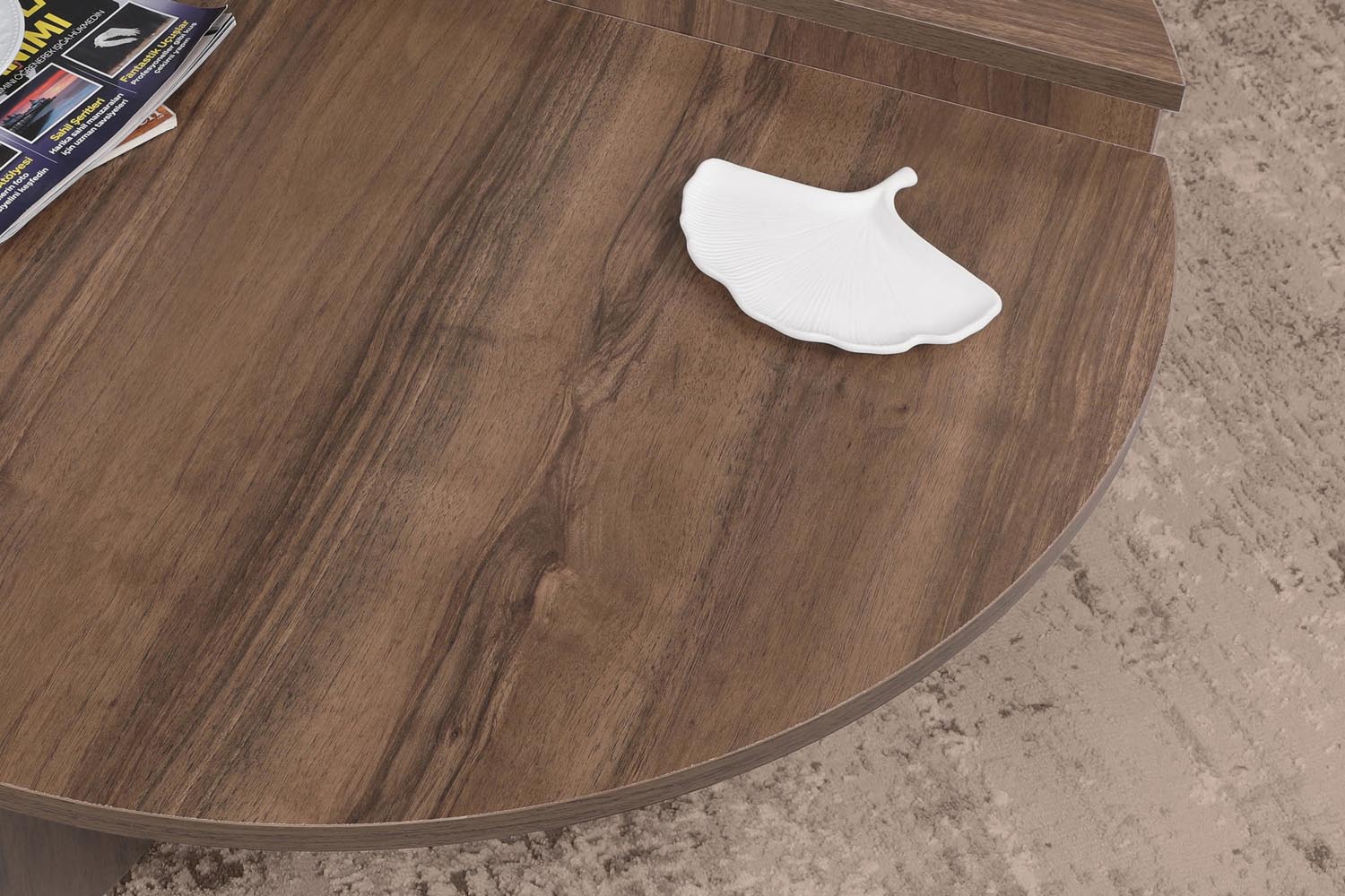 Entdecken Sie den Podium Sofatisch in Walnuss von Hanah Home – ein stilvolles Möbelstück, das skandinavisches Design und praktische Eleganz vereint.