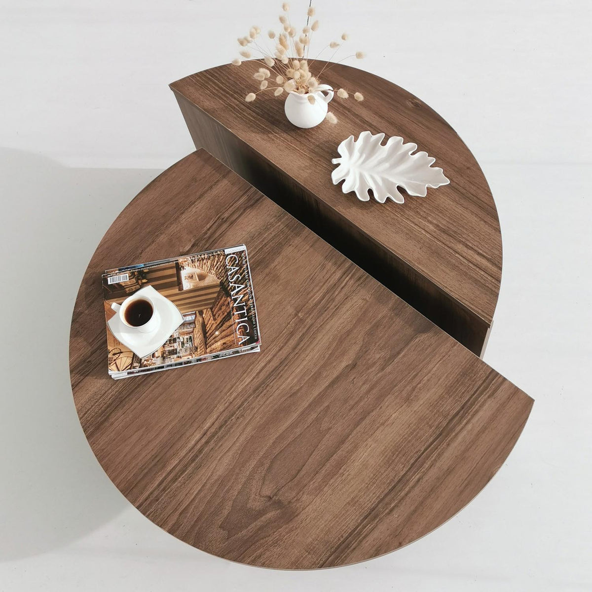 Podium Sofatisch - Walnuss in Walnuss präsentiert im Onlineshop von KAQTU Design AG. Couchtisch ist von Hanah Home