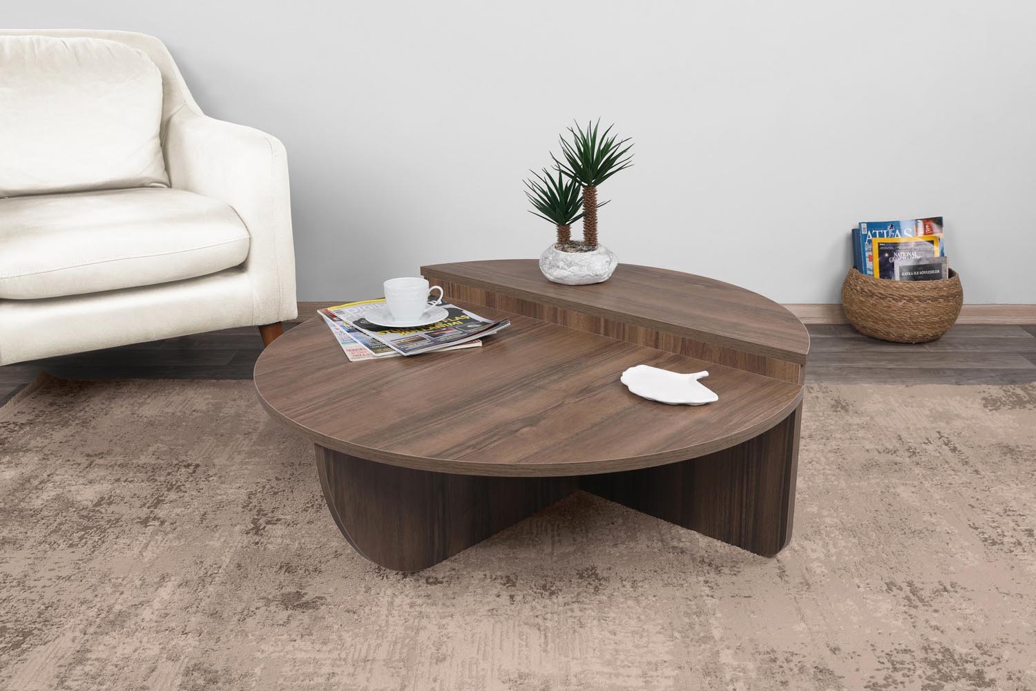 Verleihen Sie Ihrem Wohnzimmer mit dem Podium Sofatisch in Walnuss von Hanah Home einen Hauch von Eleganz und skandinavischem Flair.