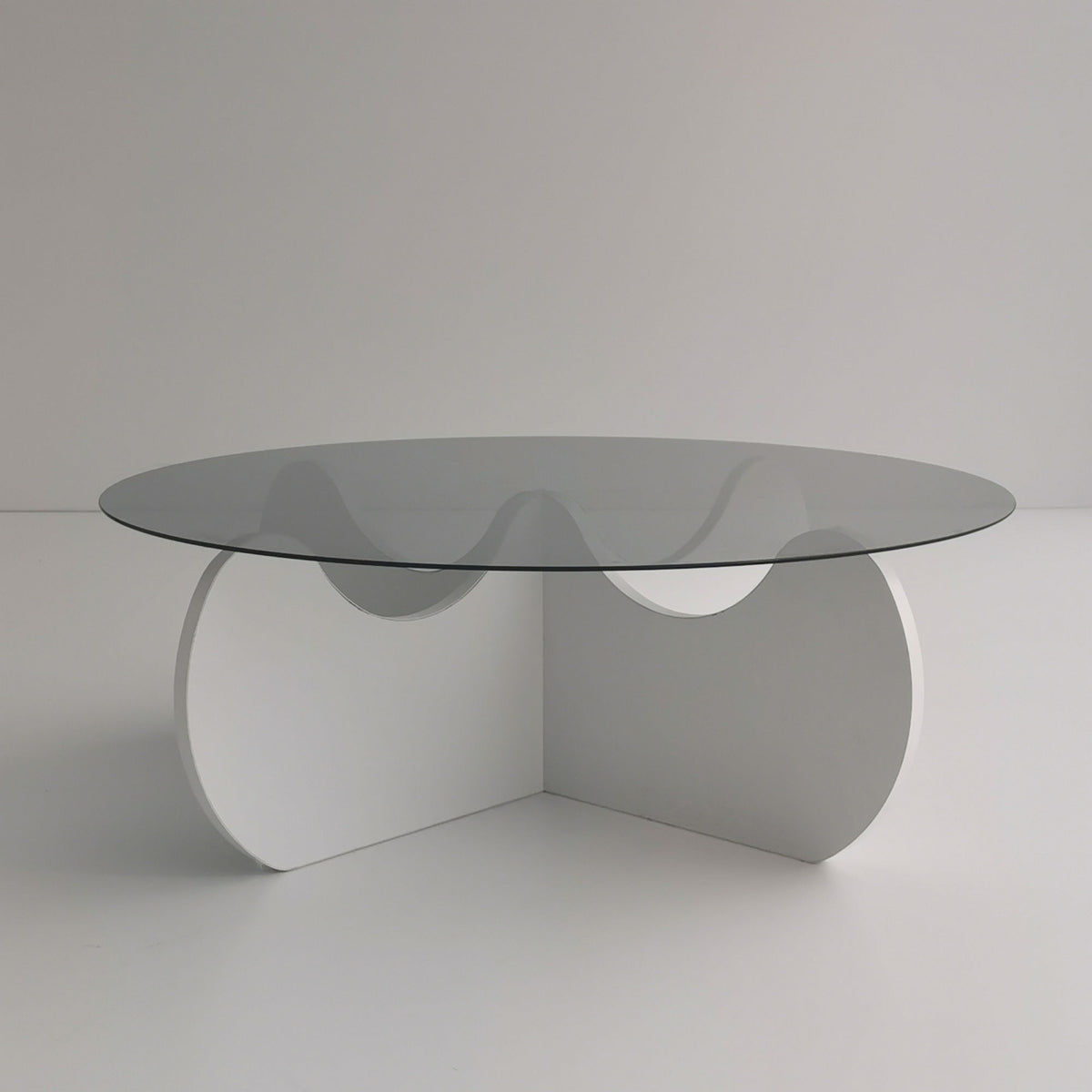 Himalayas Sofatisch - Weiss in Weiss präsentiert im Onlineshop von KAQTU Design AG. Couchtisch ist von Hanah Home