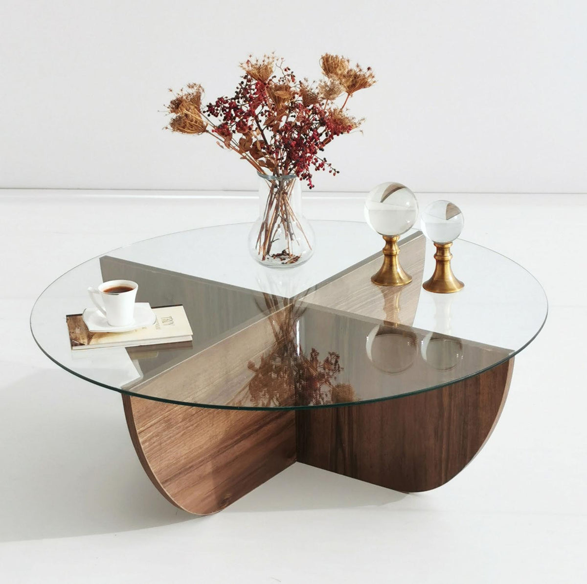 Lily Sofatisch - Walnuss in Walnuss präsentiert im Onlineshop von KAQTU Design AG. Couchtisch ist von Hanah Home