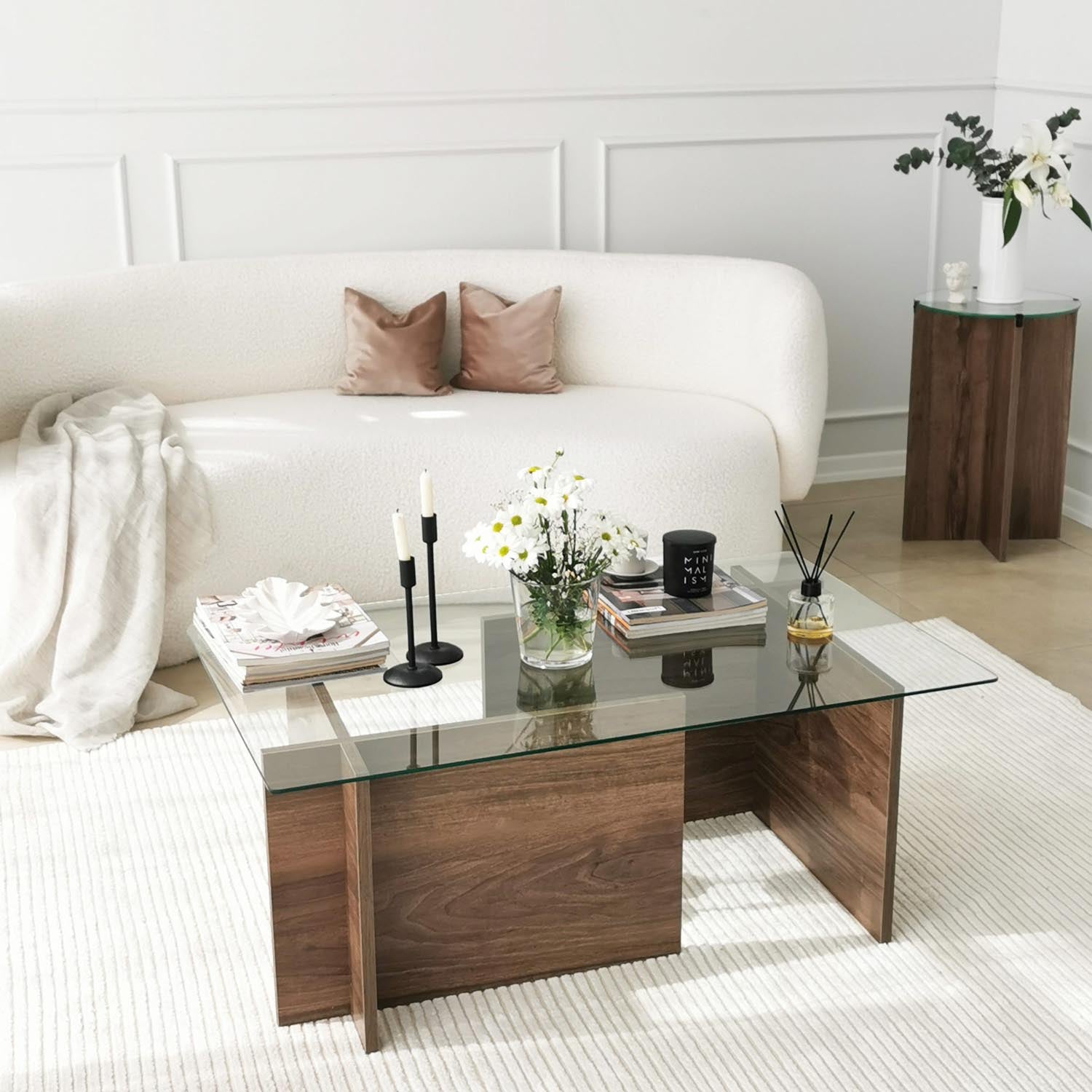 Verleihen Sie Ihrem Wohnzimmer mit dem New Escape Sofatisch aus Walnuss von Hanah Home einen Hauch von Luxus. Stil und Funktionalität vereint!