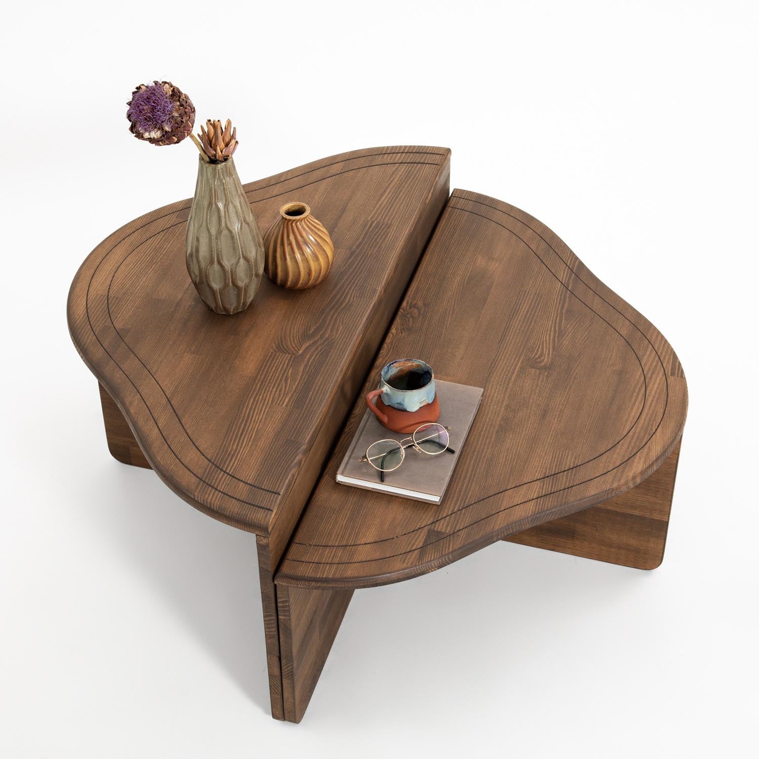 Erleben Sie den Altopiano Sofatisch von Hanah Home in edler Walnussoptik – ein stilvolles, langlebiges Möbelstück aus massivem Kiefernholz, das Ihr Zuhause bereichert.