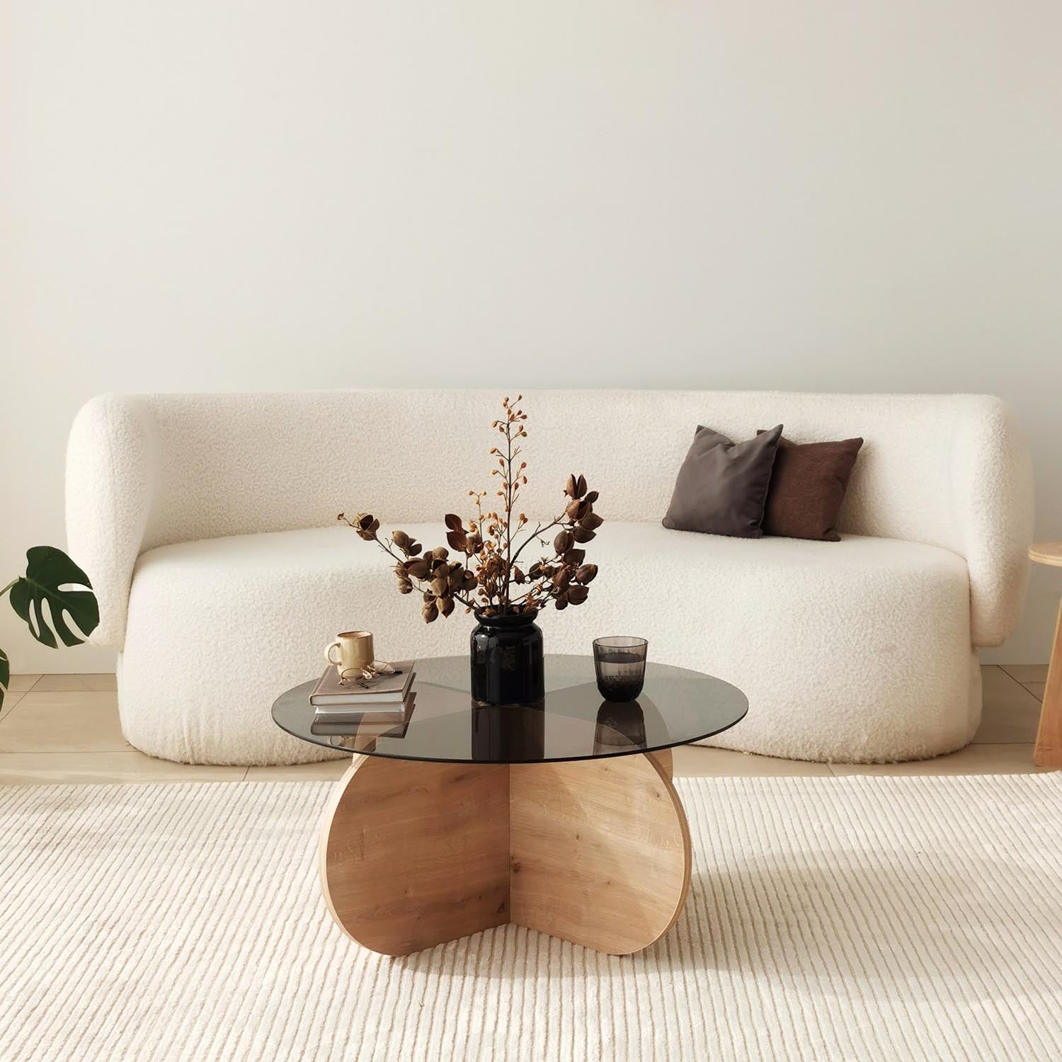 Erleben Sie den Bubble Sofatisch in Eiche Rauch von Hanah Home. Ein stilvolles, langlebiges Möbelstück, das jedem Raum Eleganz verleiht!