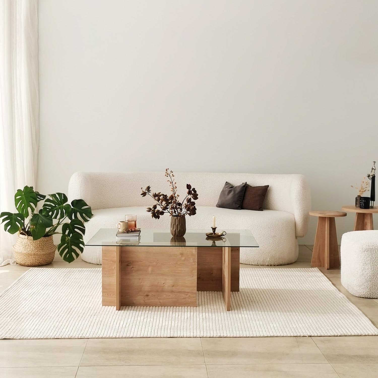 Entdecken Sie den Escape Sofatisch von Hanah Home: Saphir-Eiche und robustes Glas schaffen ein stilvolles Ambiente für unvergessliche Momente.