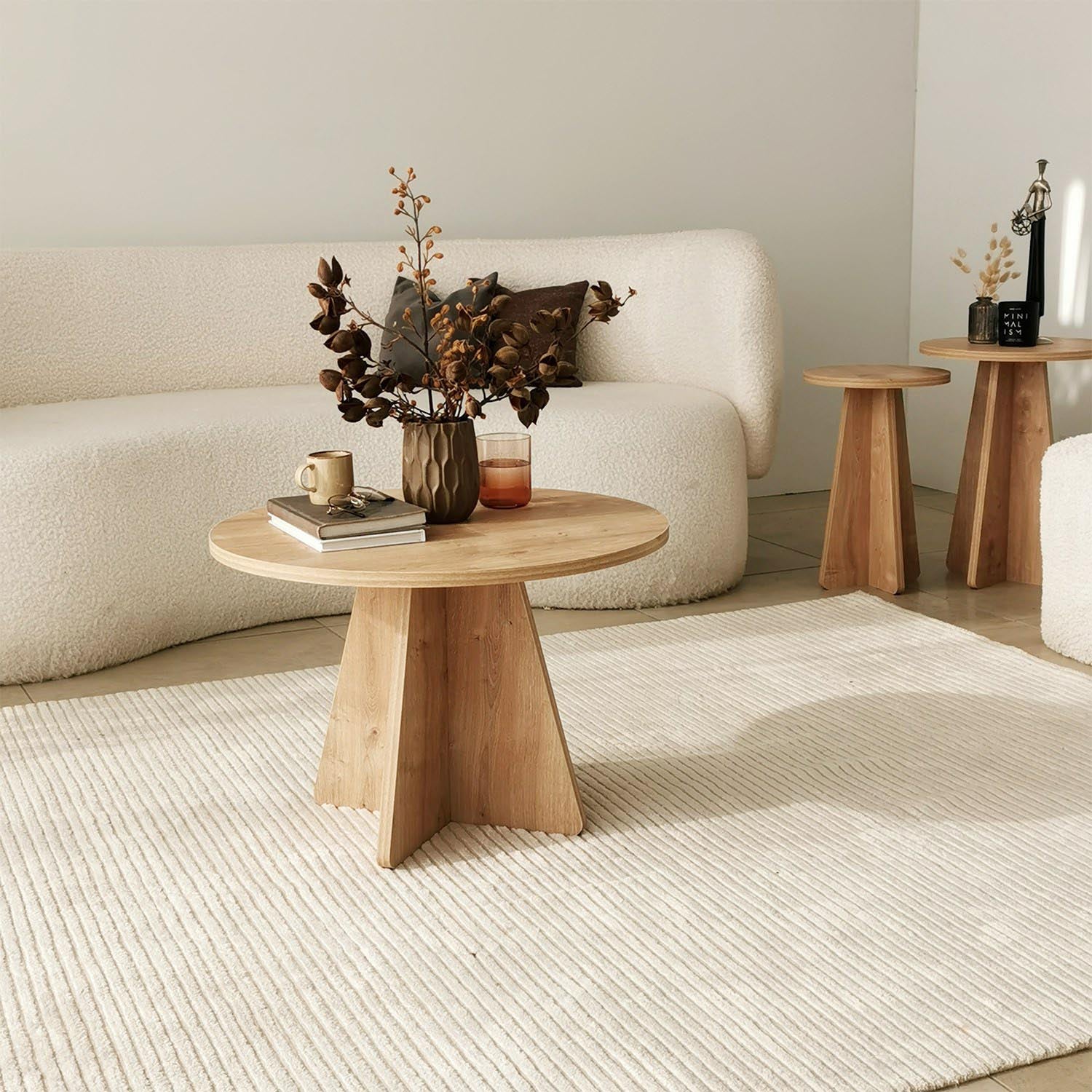 Verleihen Sie Ihrem Zuhause mit dem "Mushroom - Sapphire Oak" Beistelltisch von Hanah Home einen Hauch von Eleganz und praktischer Funktionalität.