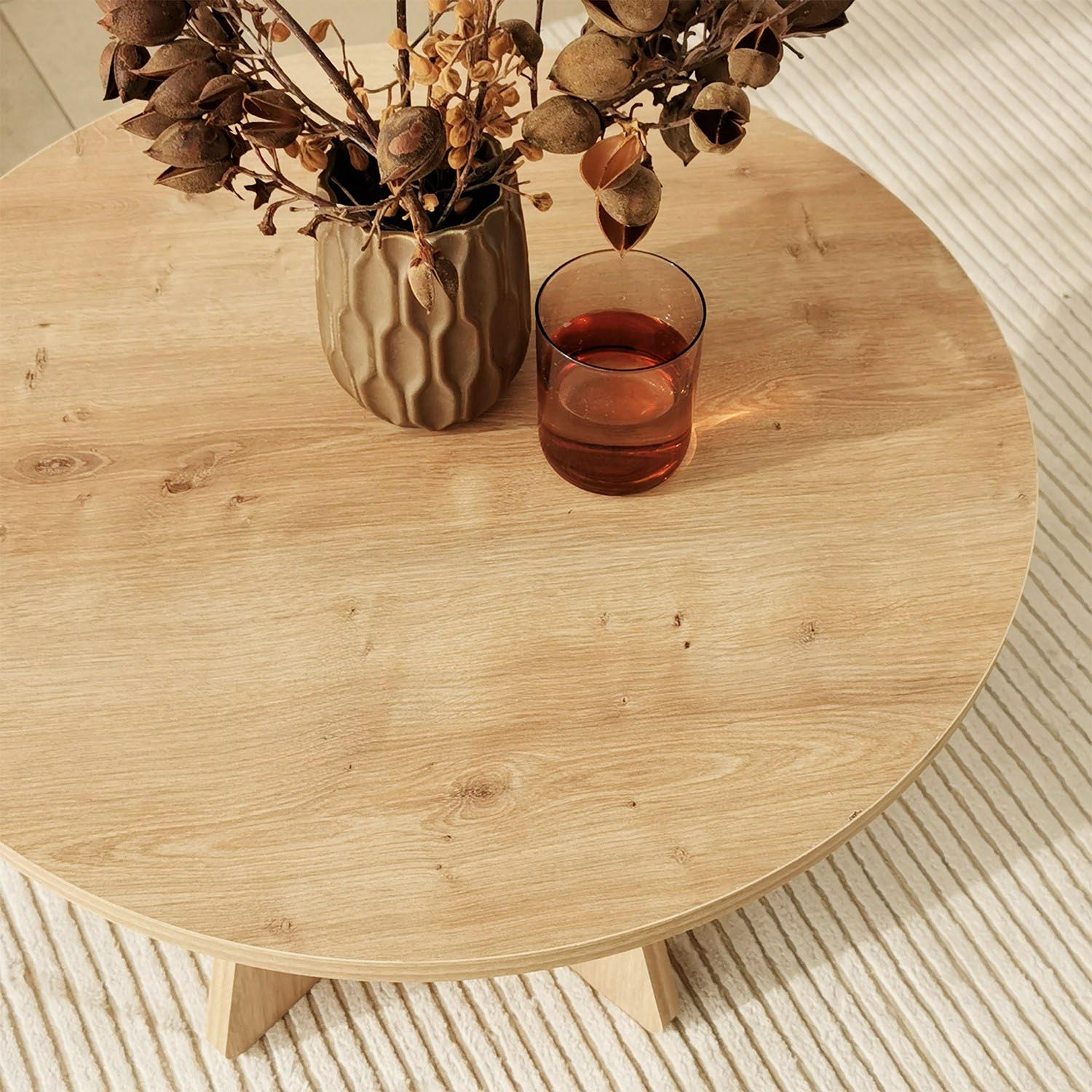 Verleihen Sie Ihrem Wohnraum mit dem "Mushroom - Sapphire Oak" Beistelltisch von Hanah Home einen Hauch von Eleganz und praktischer Funktionalität.