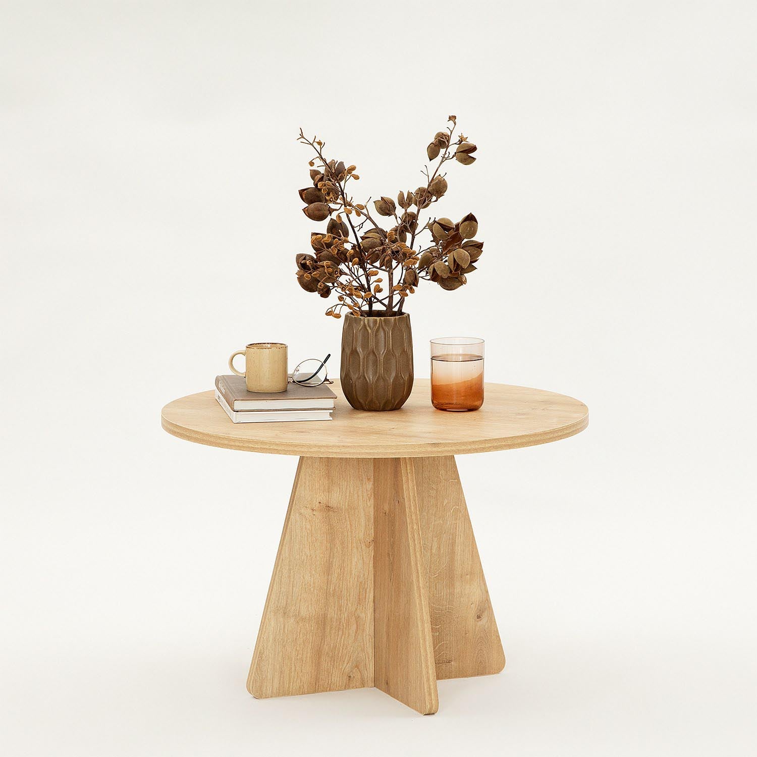 Entdecken Sie den "Mushroom - Sapphire Oak" Beistelltisch von Hanah Home. Er vereint modernes Design mit praktischen Funktionen und bereichert jeden Raum.