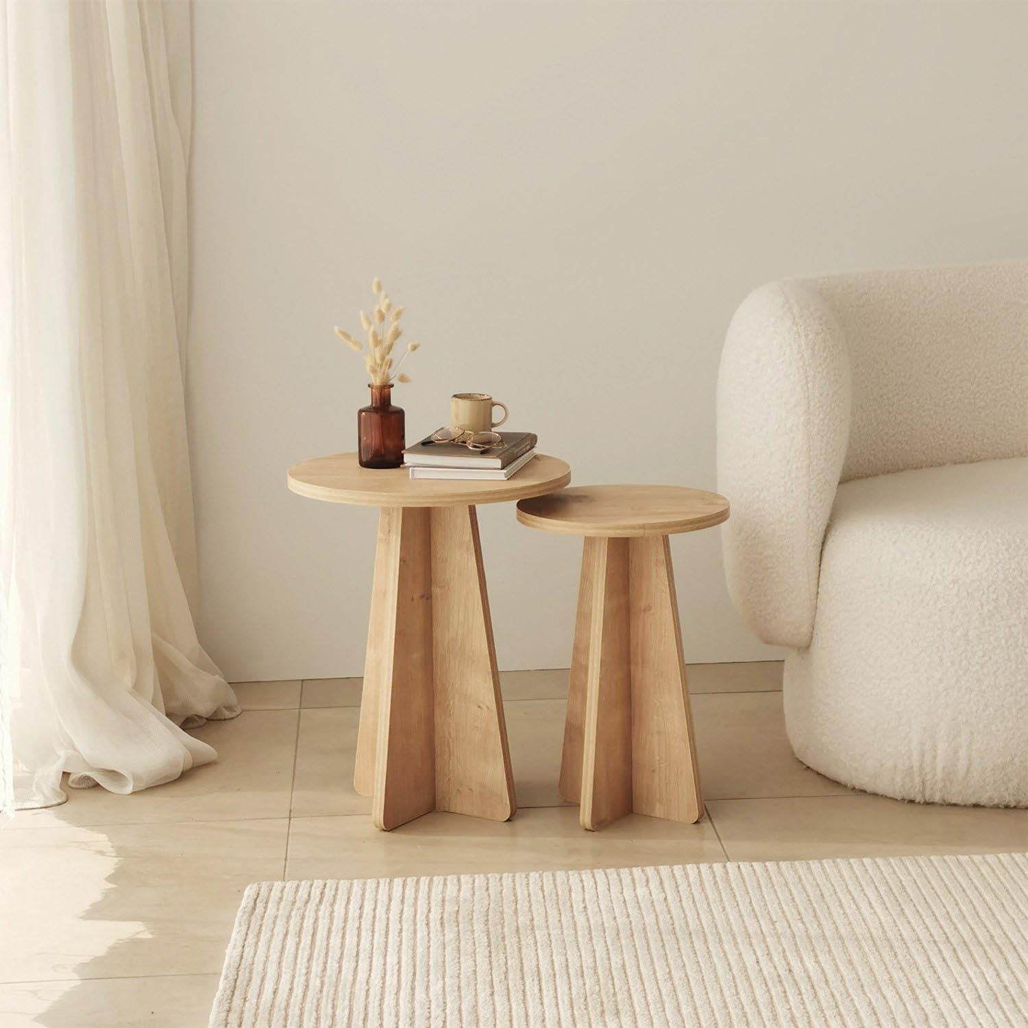 Verleihen Sie Ihrem Wohnraum mit dem "Mushroom - Sapphire Oak" Beistelltisch von Hanah Home einen Hauch von Eleganz und Funktionalität.