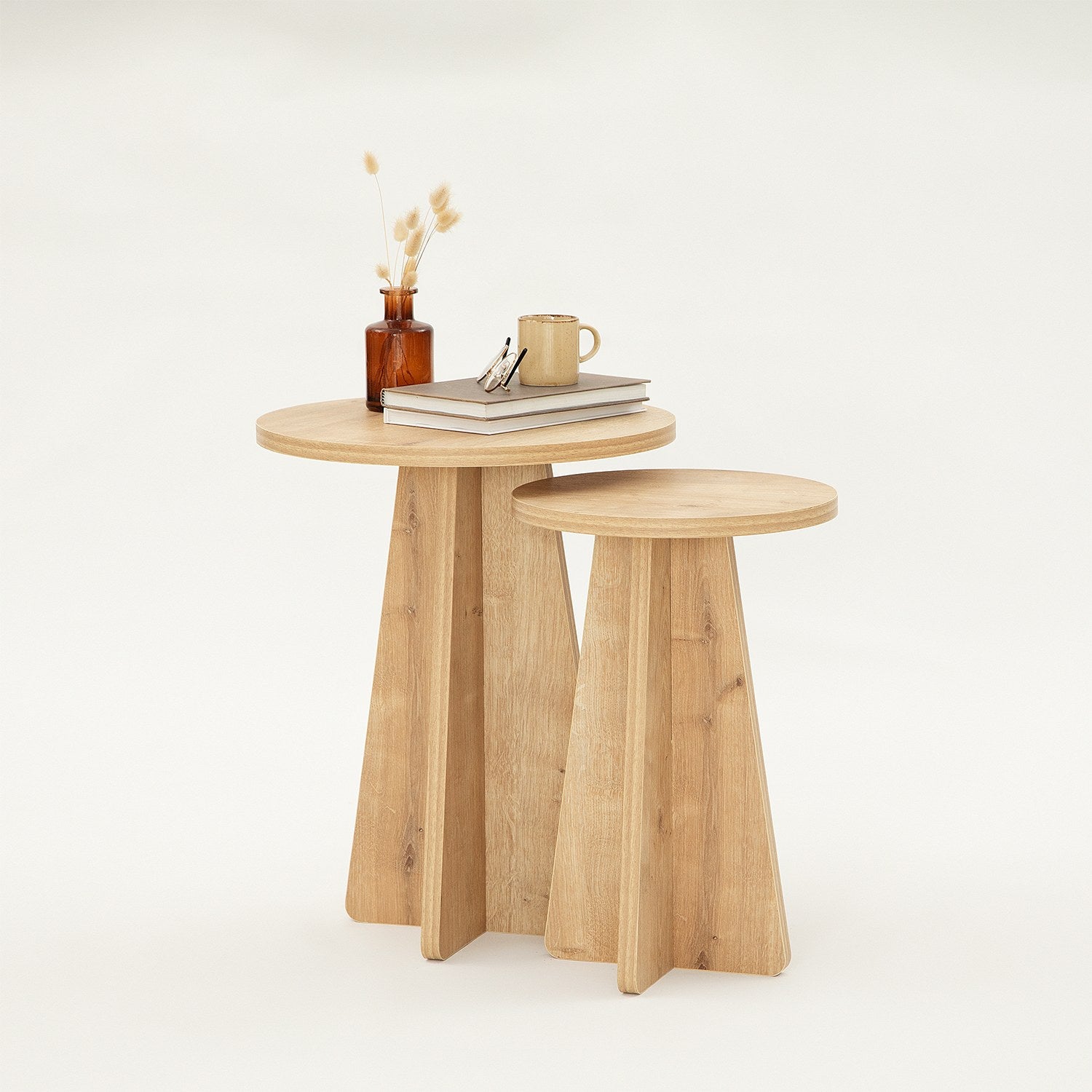 Verleihen Sie Ihrem Raum mit dem "Mushroom - Sapphire Oak" Beistelltisch von Hanah Home Eleganz und Funktionalität. Ideal für stilvolle Akzente und praktischen Stauraum.