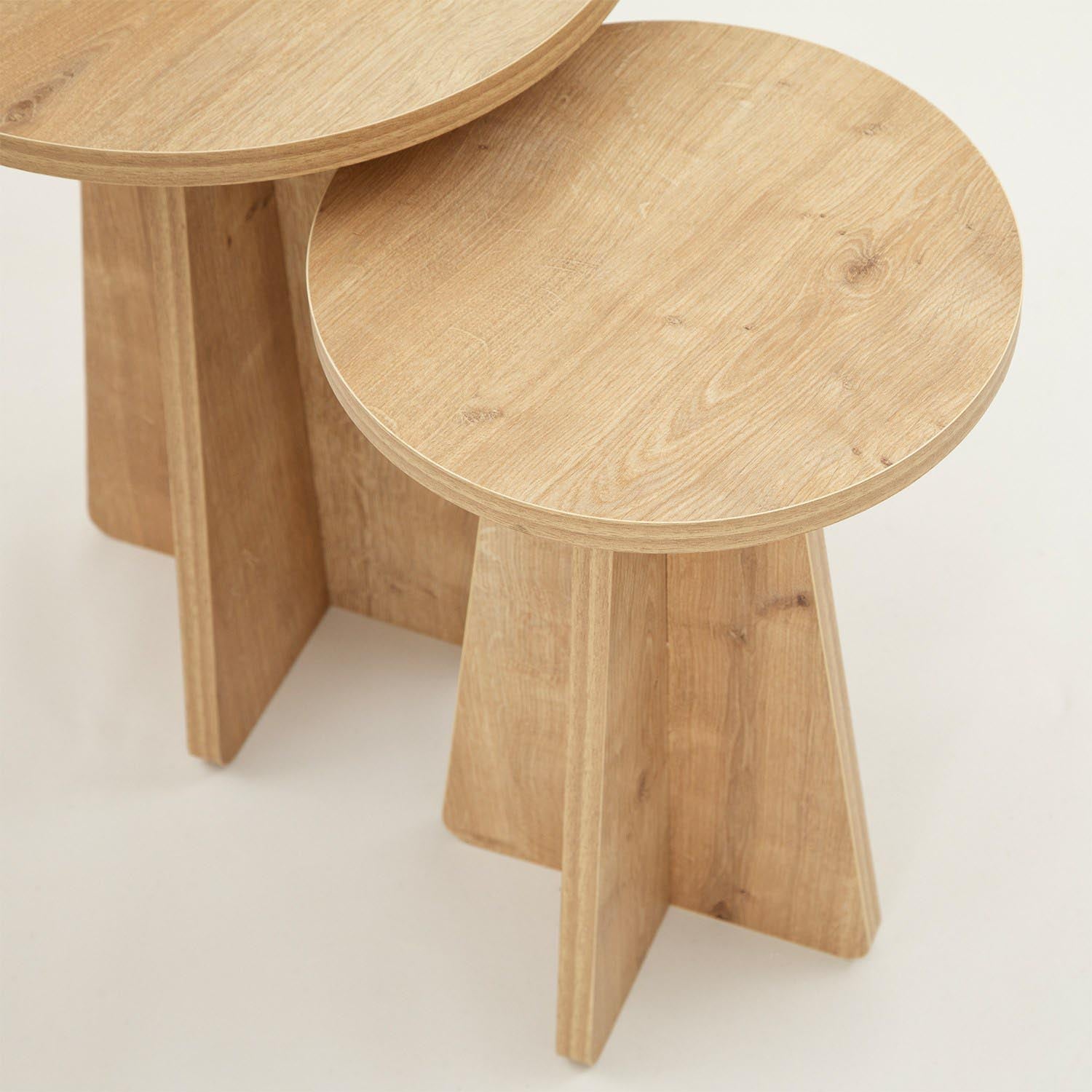 Entdecken Sie den "Mushroom - Sapphire Oak" Beistelltisch von Hanah Home. Er vereint modernes Design mit praktischen Funktionen und bereichert jeden Raum.