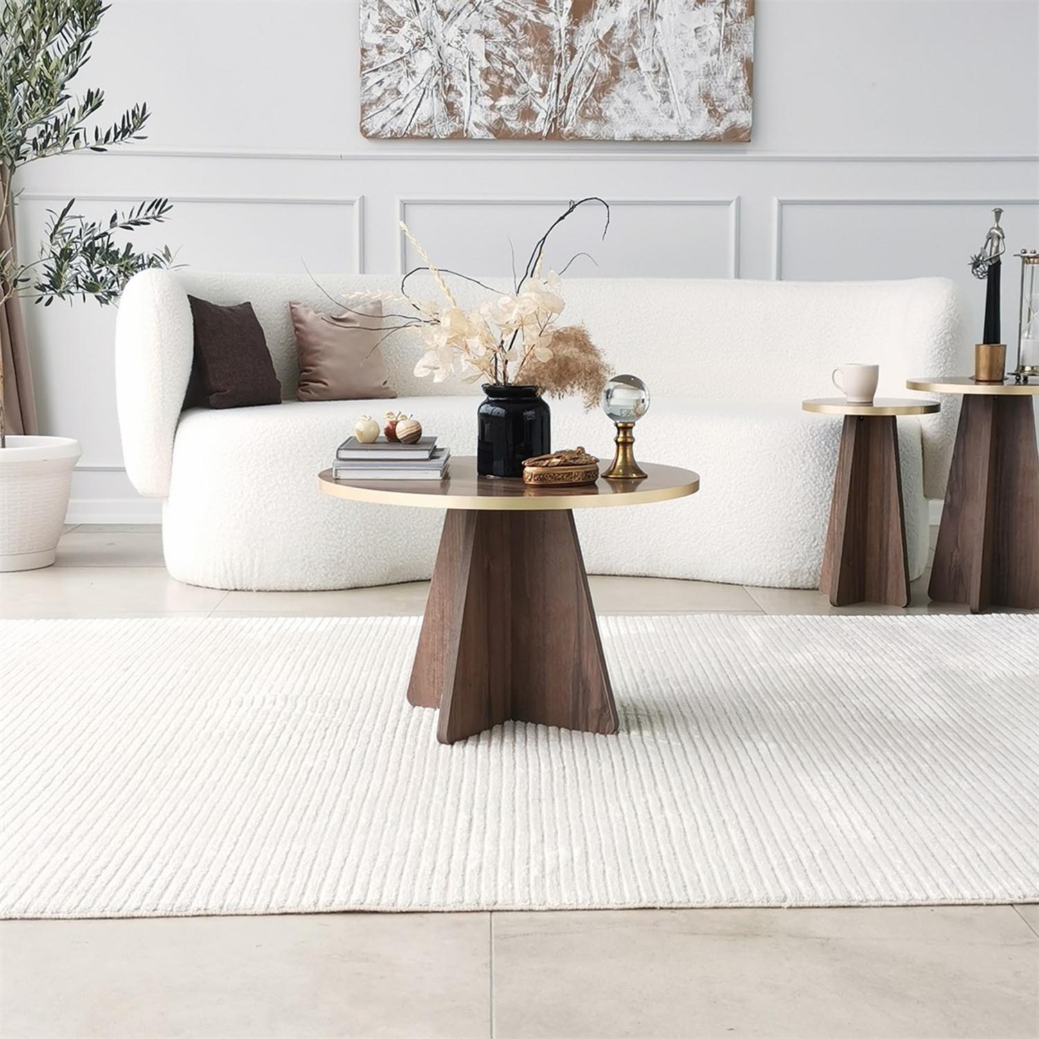 Entdecken Sie den eleganten Mushroom Sofatisch in Gold und Walnuss von Hanah Home – ein stilvolles Highlight für Ihr Wohnzimmer.