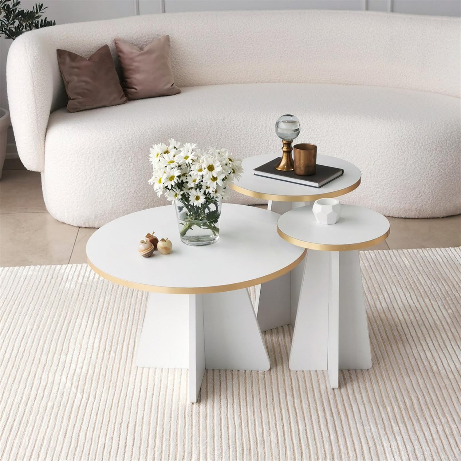 Verleihen Sie Ihrem Wohnraum mit dem luxuriösen Mushroom Sofatisch in Gold und Weiß von Hanah Home einen Hauch von Eleganz und Stil.