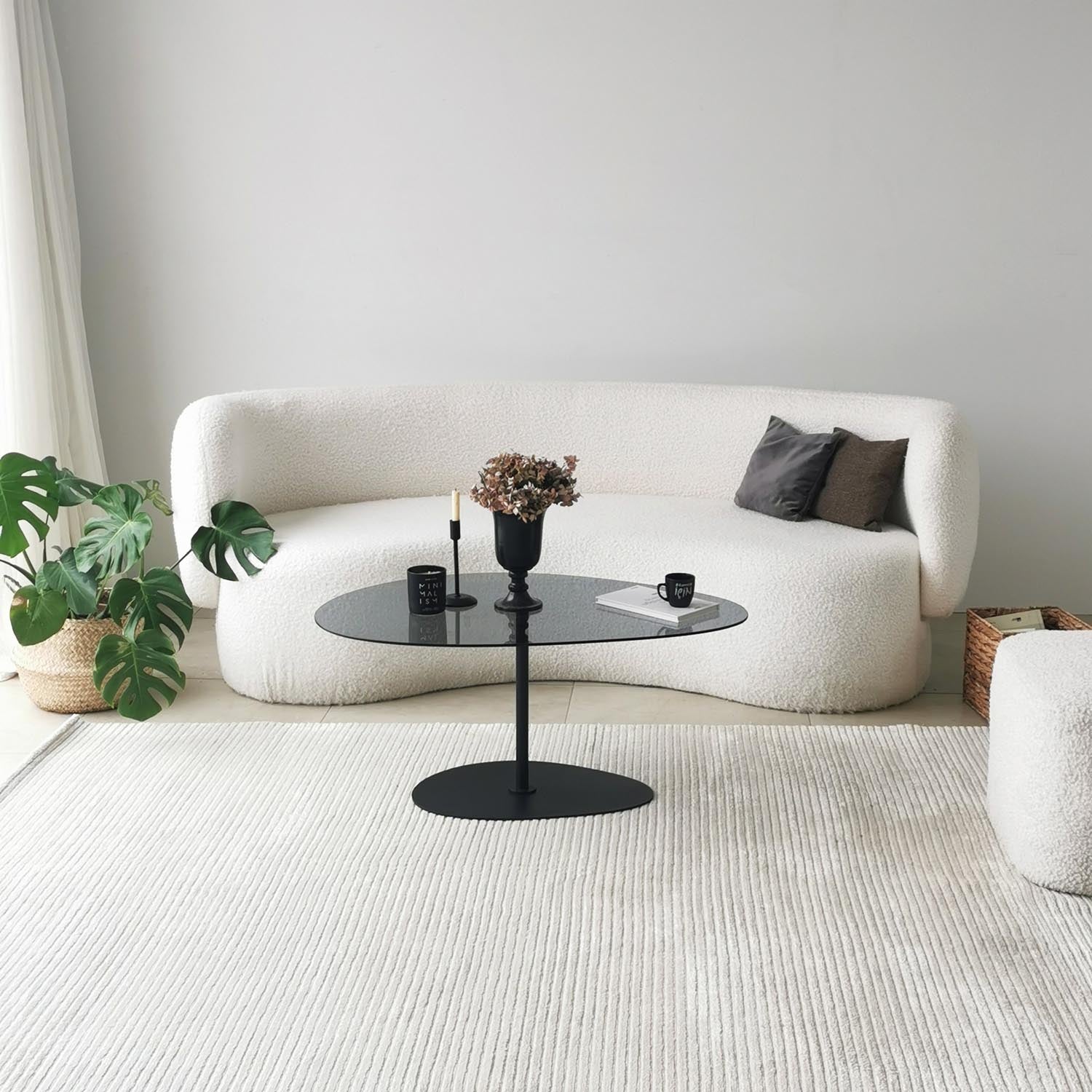 Erleben Sie den Porto Sofatisch von Hanah Home in Dunkelgrau Schwarz. Ein elegantes, modernes Design aus gehärtetem Glas und stabilen Metallbeinen, ideal für Ihr Zuhause.