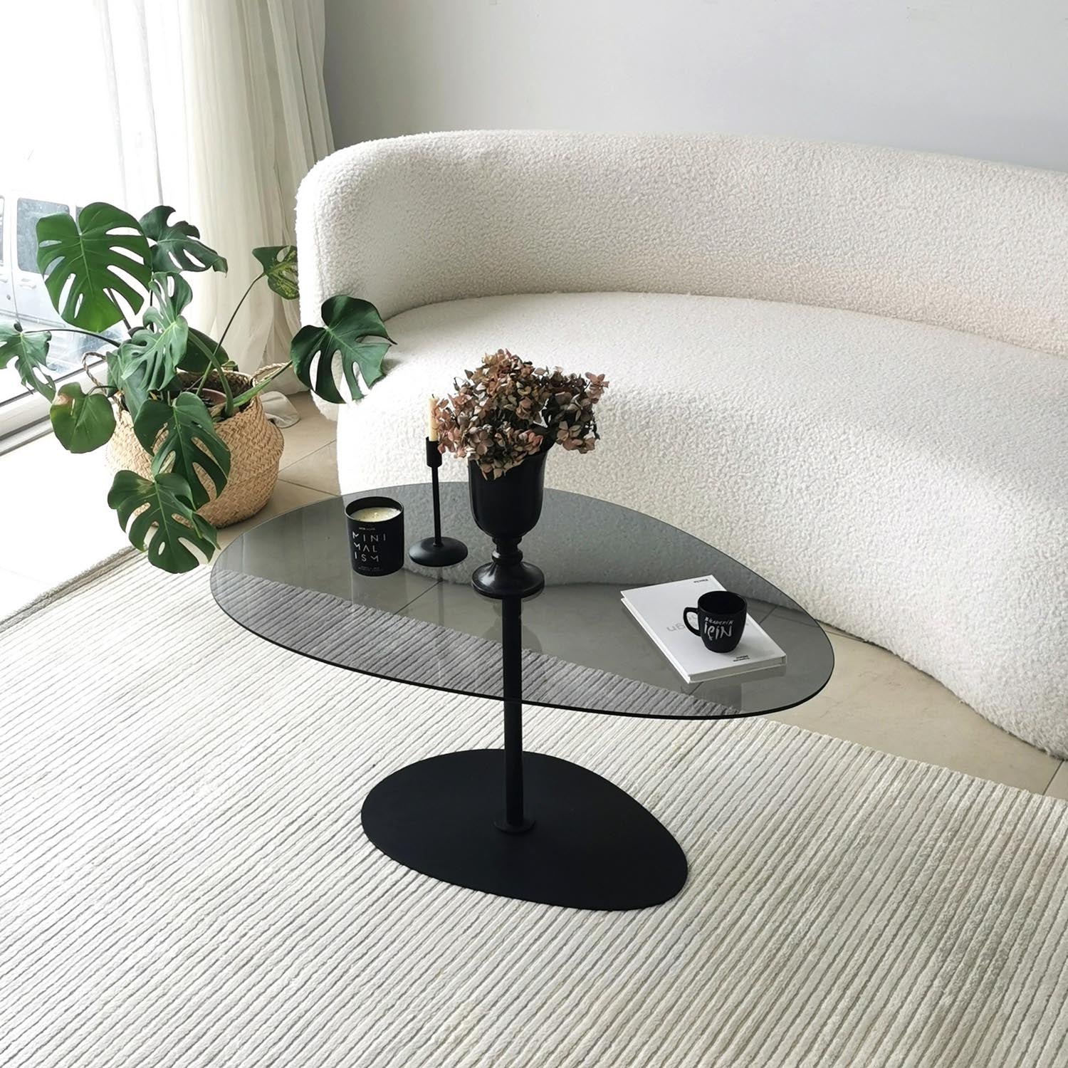 Entdecken Sie den Porto Sofatisch von Hanah Home in modernem Dunkelgrau Schwarz. Dieser elegante Couchtisch aus robustem gehärtetem Glas und stabilen Metallbeinen vereint Stil und Funktionalität für Ihr Wohnzimmer.