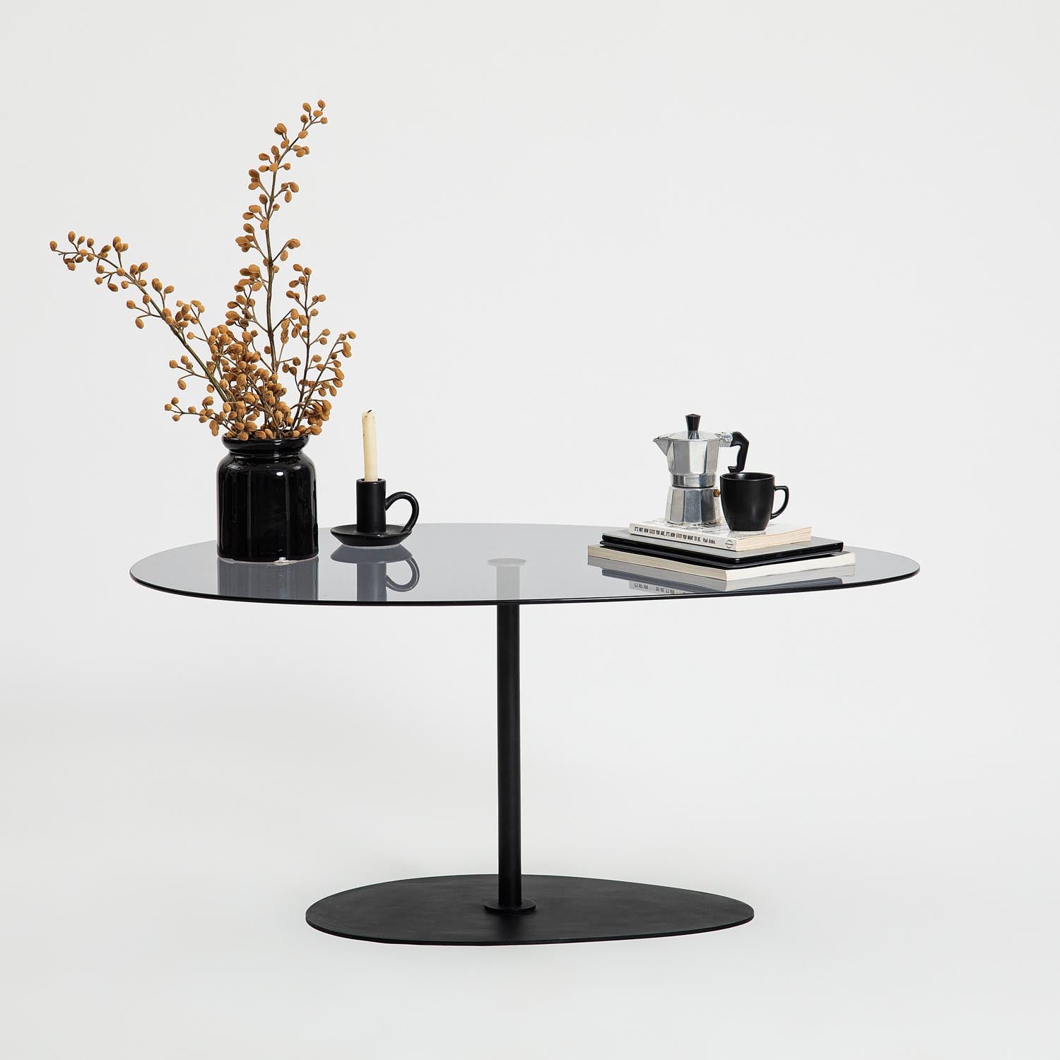 Erleben Sie den Porto Sofatisch von Hanah Home in stilvollem Dunkelgrau Schwarz. Dieser exquisite Couchtisch aus gehärtetem Glas und stabilen Metallbeinen bringt Eleganz und Funktionalität in Ihr Zuhause.