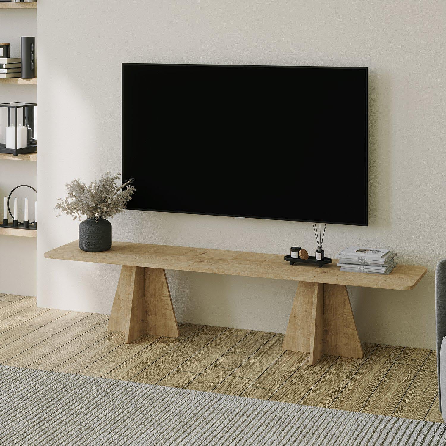 Entdecken Sie den TV-Ständer "Mushroom - Sapphire Oak" von Hanah Home, der Stil und praktischen Stauraum für Ihr Wohnzimmer vereint.