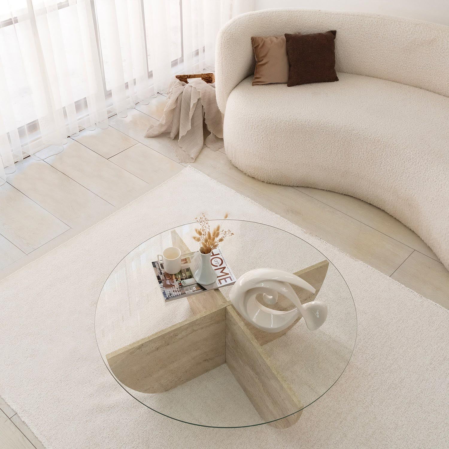 Entdecken Sie den Lily Beistelltisch von Hanah Home – ein elegantes Möbelstück aus Glas und Travertin, das Stil und Raffinesse in Ihr Zuhause bringt.