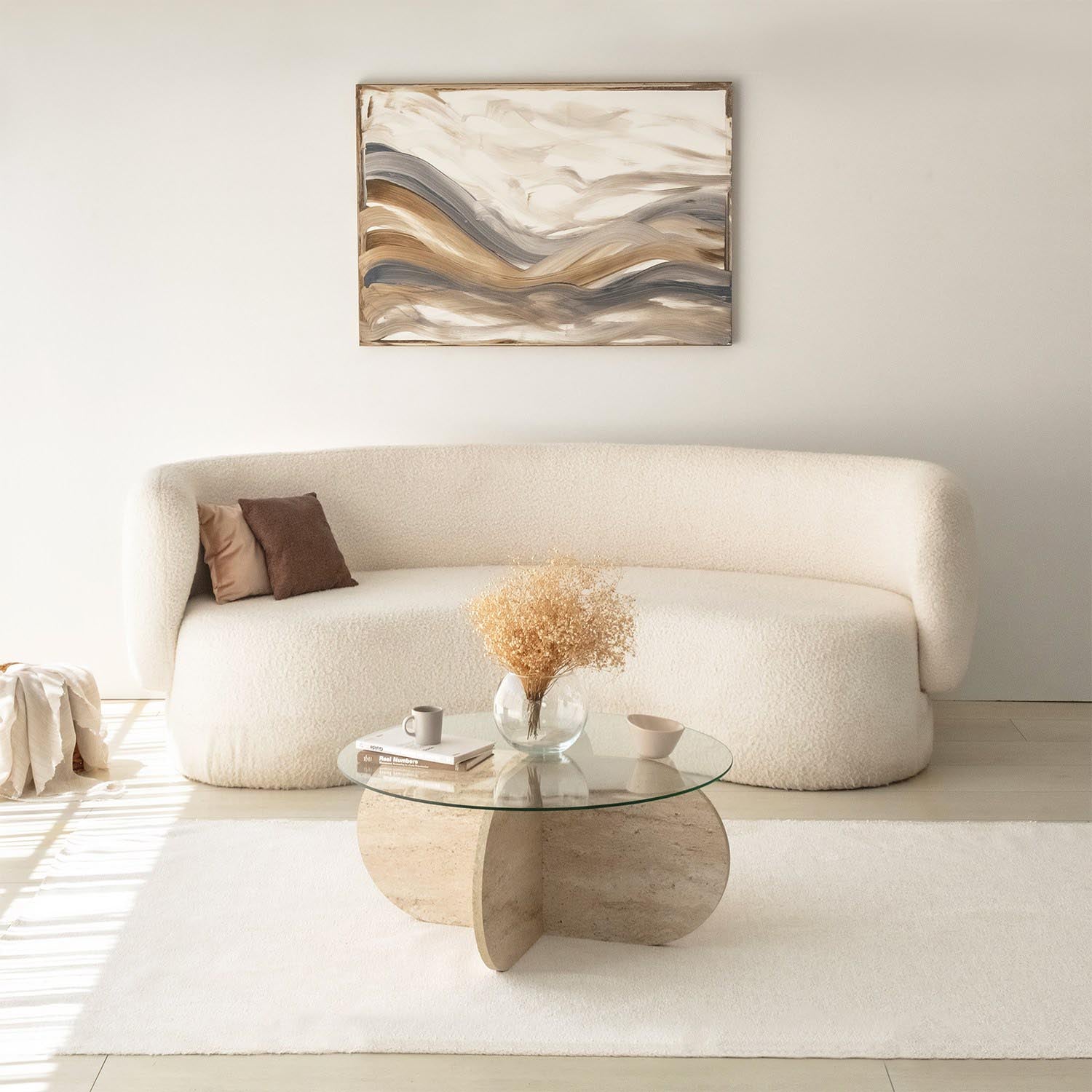 Entdecken Sie den Bubble Sofatisch in Travertin von Hanah Home – ein elegantes Designstück, das Stil und Funktionalität vereint.