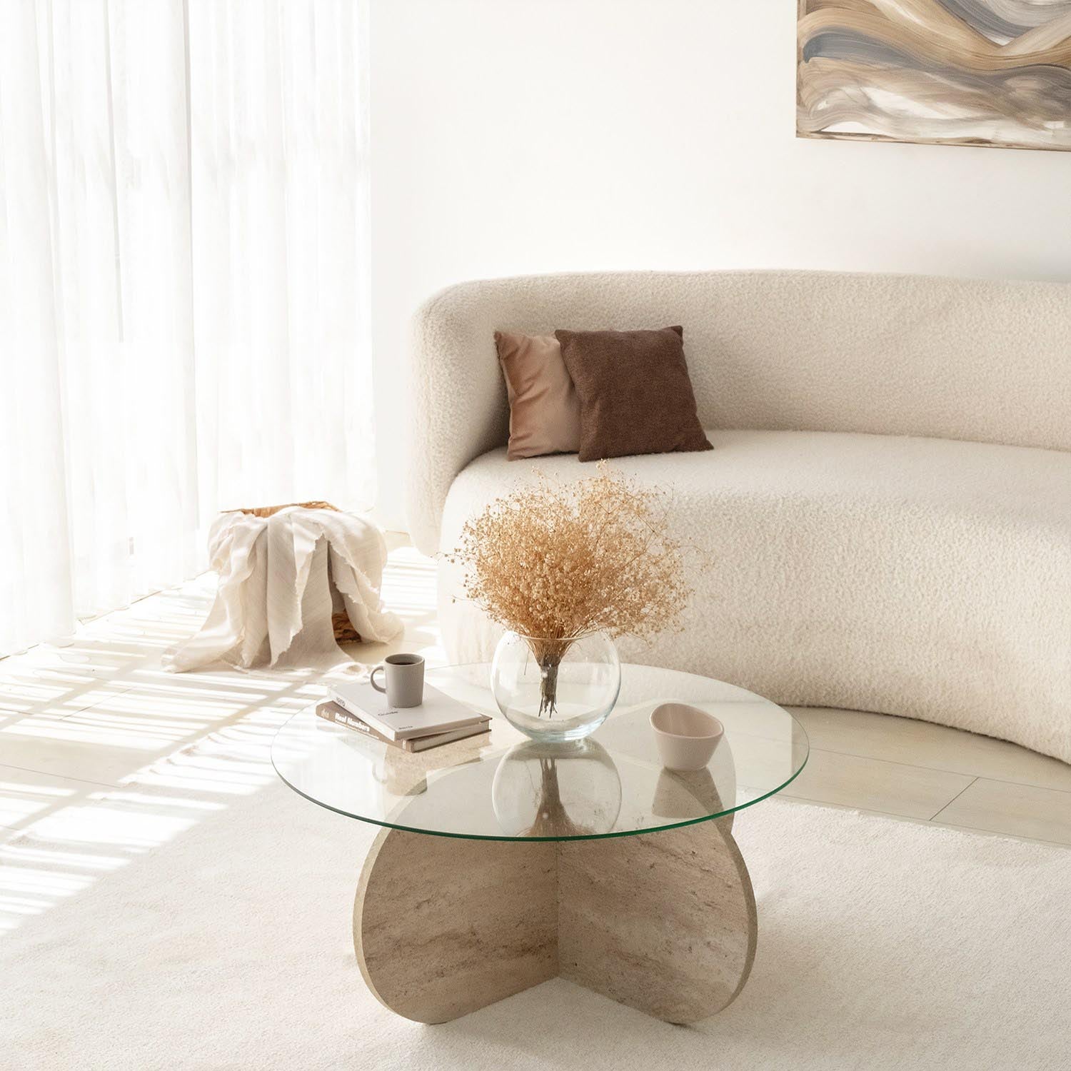 Erleben Sie den Bubble Sofatisch von Hanah Home in Travertin – ein stilvolles Möbelstück, das Eleganz und moderne Raffinesse in Ihr Zuhause bringt.