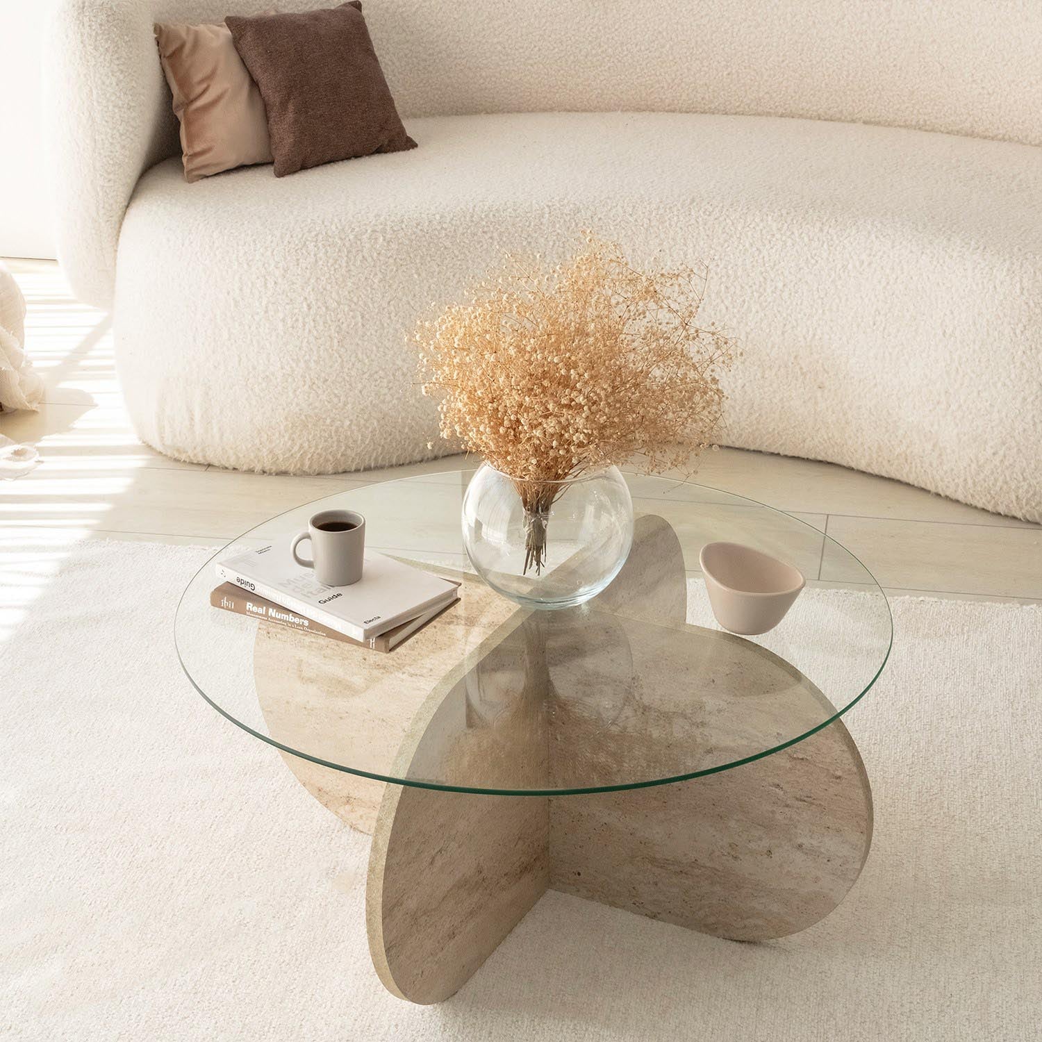 Erleben Sie den Bubble Sofatisch von Hanah Home in Travertin – ein stilvolles Möbelstück, das Eleganz und Funktionalität perfekt kombiniert.