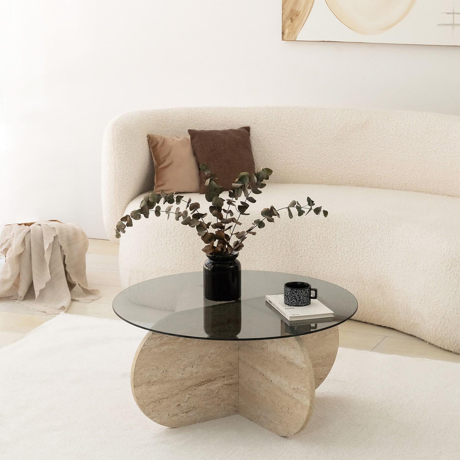 Verleihen Sie Ihrem Wohnraum mit dem Bubble Sofatisch von Hanah Home in Travertin Fume einen Hauch von Luxus und Eleganz.