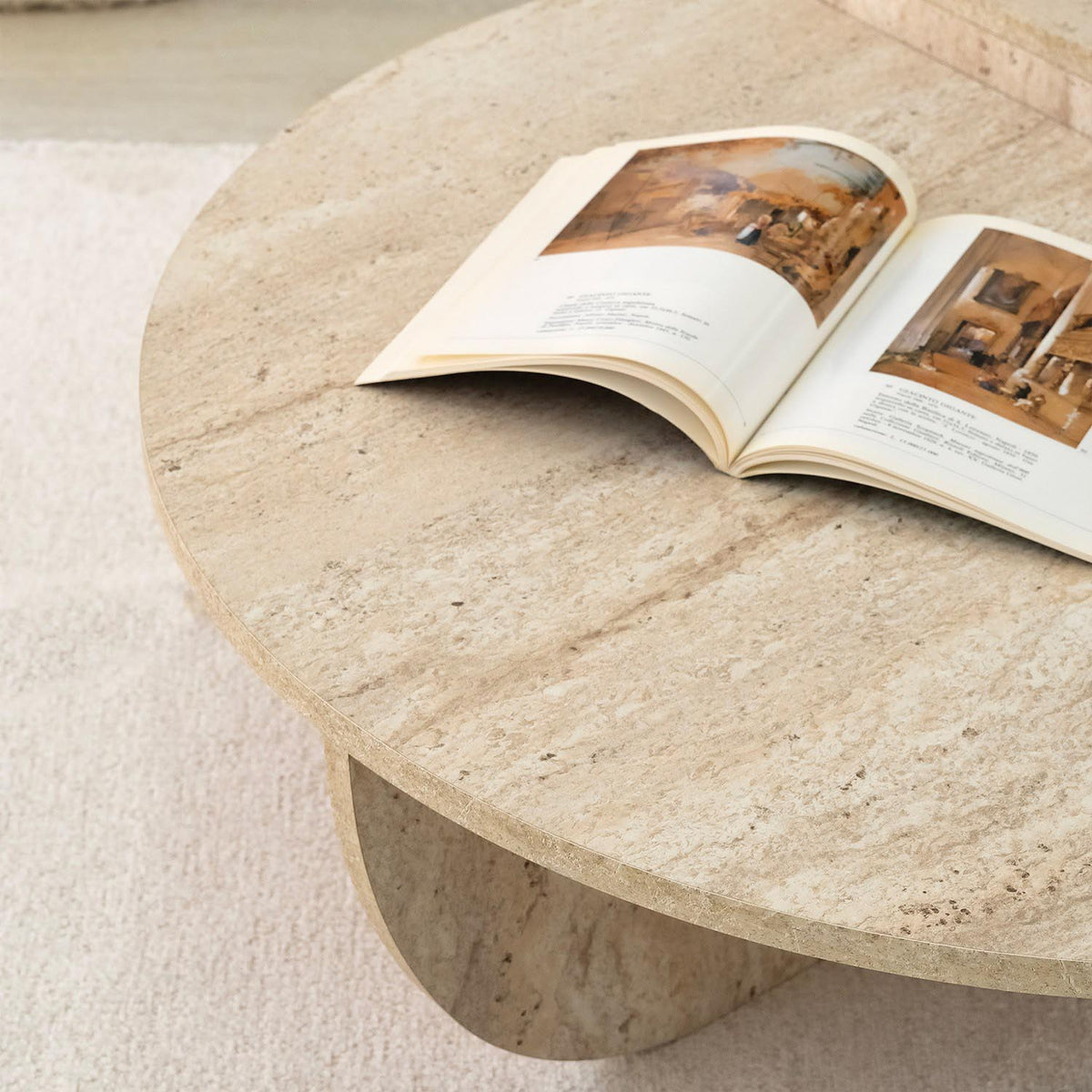 Podium Sofatisch - Travertin in Travertin präsentiert im Onlineshop von KAQTU Design AG. Couchtisch ist von Hanah Home