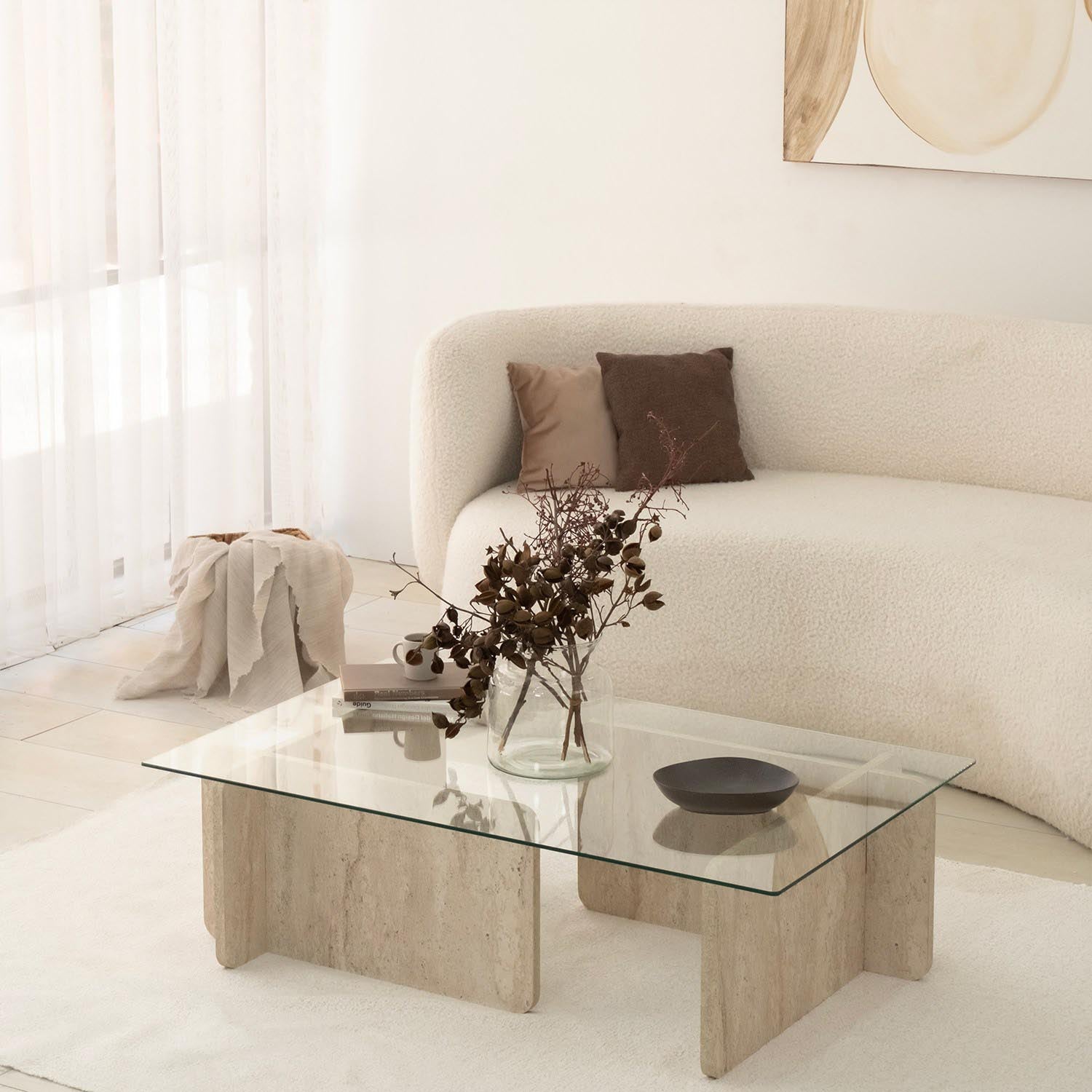 Verleihen Sie Ihrem Wohnraum mit dem Escape Sofatisch in Travertin von Hanah Home einen Hauch von Luxus und Stil – ideal für jeden Anlass.