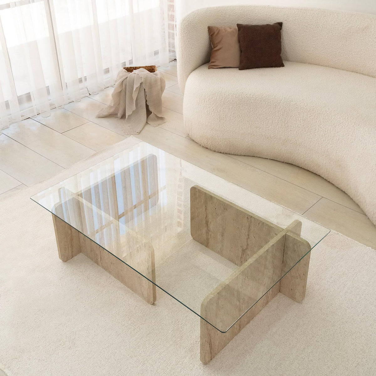 Escape Sofatisch - Travertin in Travertin präsentiert im Onlineshop von KAQTU Design AG. Couchtisch ist von Hanah Home
