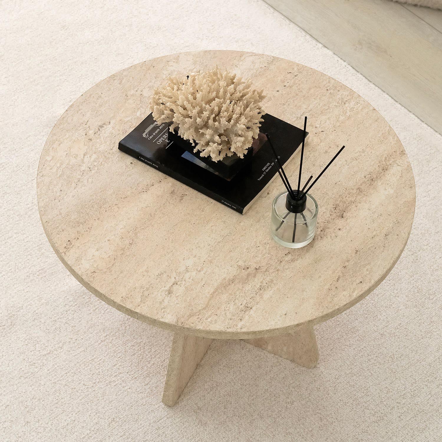 Eleganter Mushroom Sofatisch aus Travertin von Hanah Home – verleiht Ihrem Raum zeitlose Raffinesse und Stil.