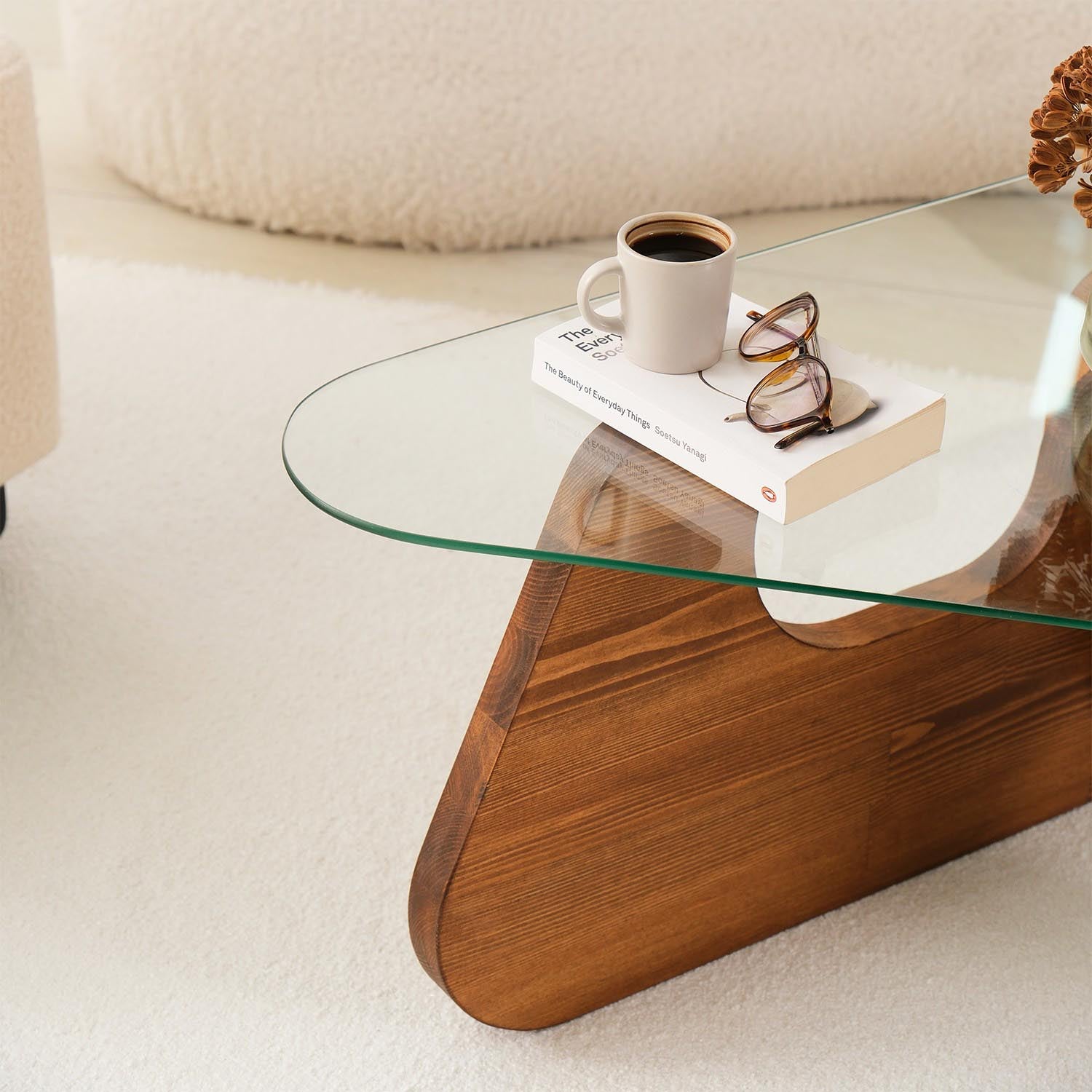 Der Freya Sofatisch in Kastanie von Hanah Home kombiniert zeitlose Eleganz mit hochwertiger Verarbeitung. Ideal für jeden Wohnraum!