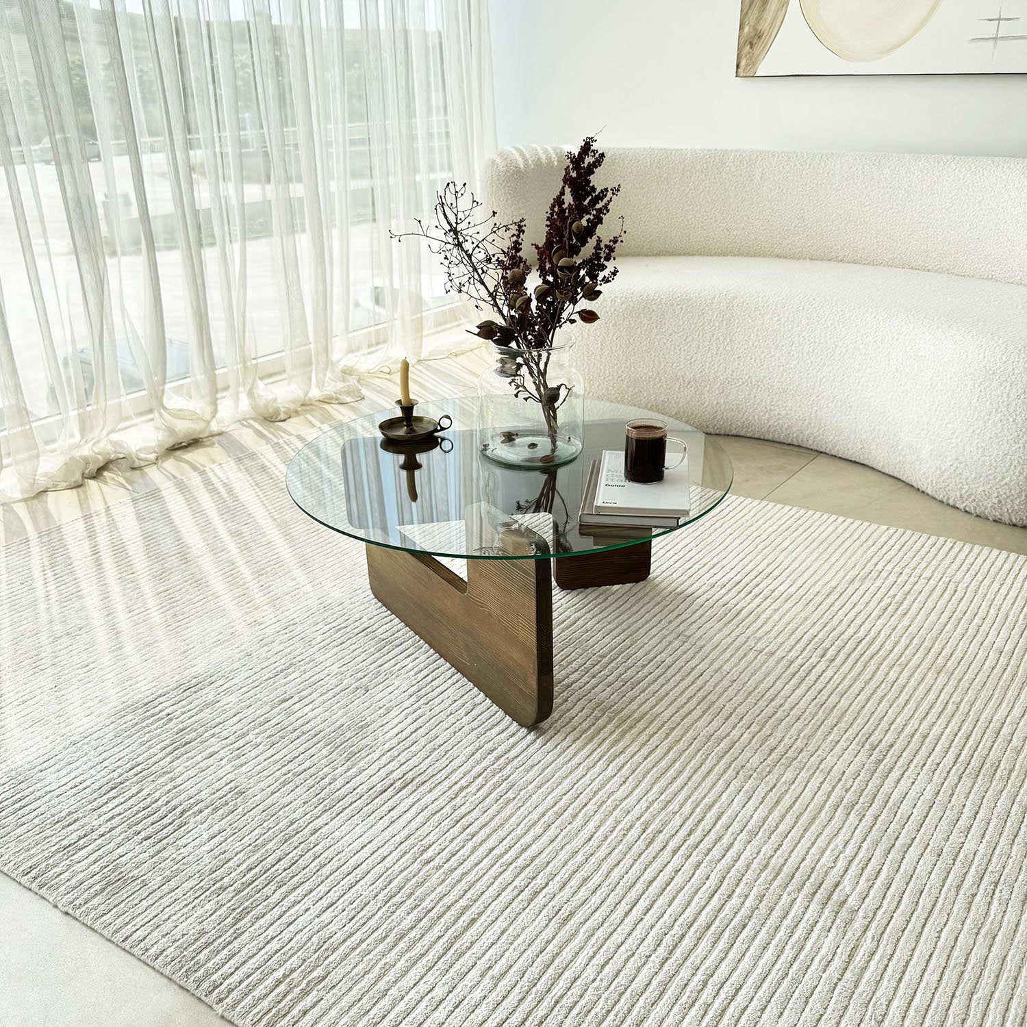 Verleihen Sie Ihrem Wohnraum mit dem Mia Sofatisch von Hanah Home in Walnuss Transparent einen modernen Akzent. Robuste Materialien und elegantes Design vereinen sich.