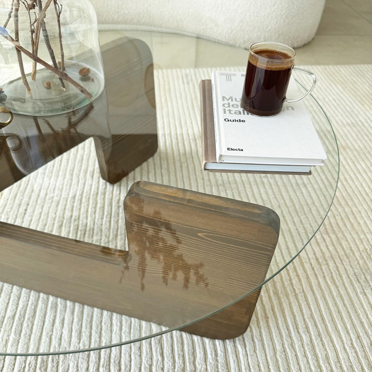 Entdecken Sie den Mia Sofatisch von Hanah Home: Elegante Kombination aus Walnuss und klarem Glas, ideal für stilvolle Wohnräume.