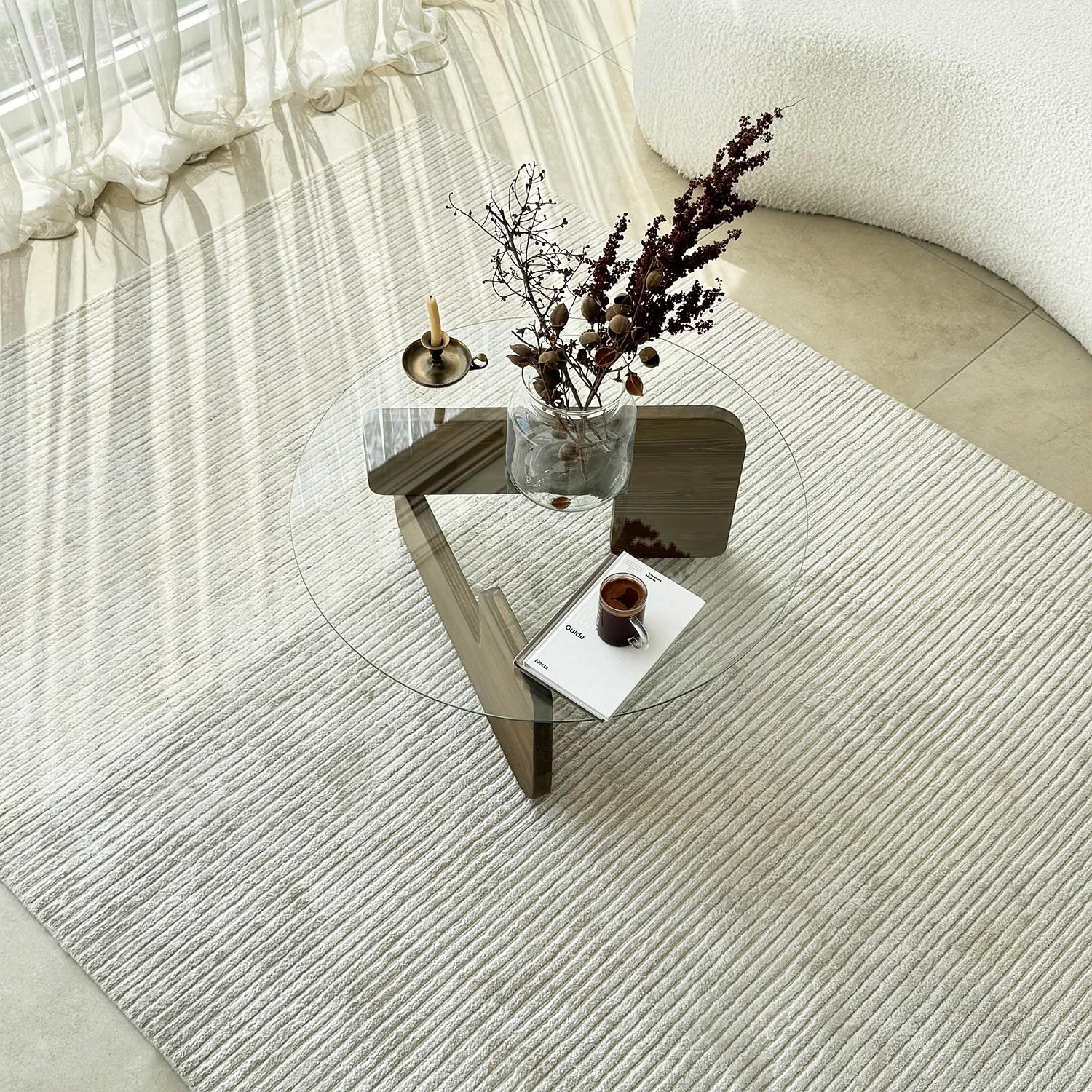 Verleihen Sie Ihrem Wohnzimmer mit dem Mia Sofatisch von Hanah Home einen modernen Akzent. Walnuss und Glas vereinen Stil und Funktion.