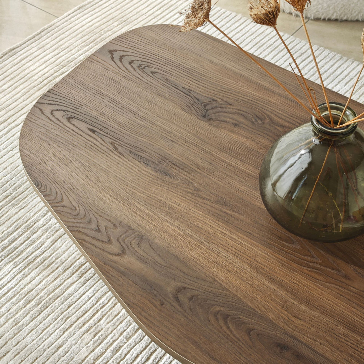 Rechteckiger Couchtisch in Nussbaum-Optik mit schlankem Gestell aus melaminbeschichteter Spanplatte, Masse 100x60x35 cm.