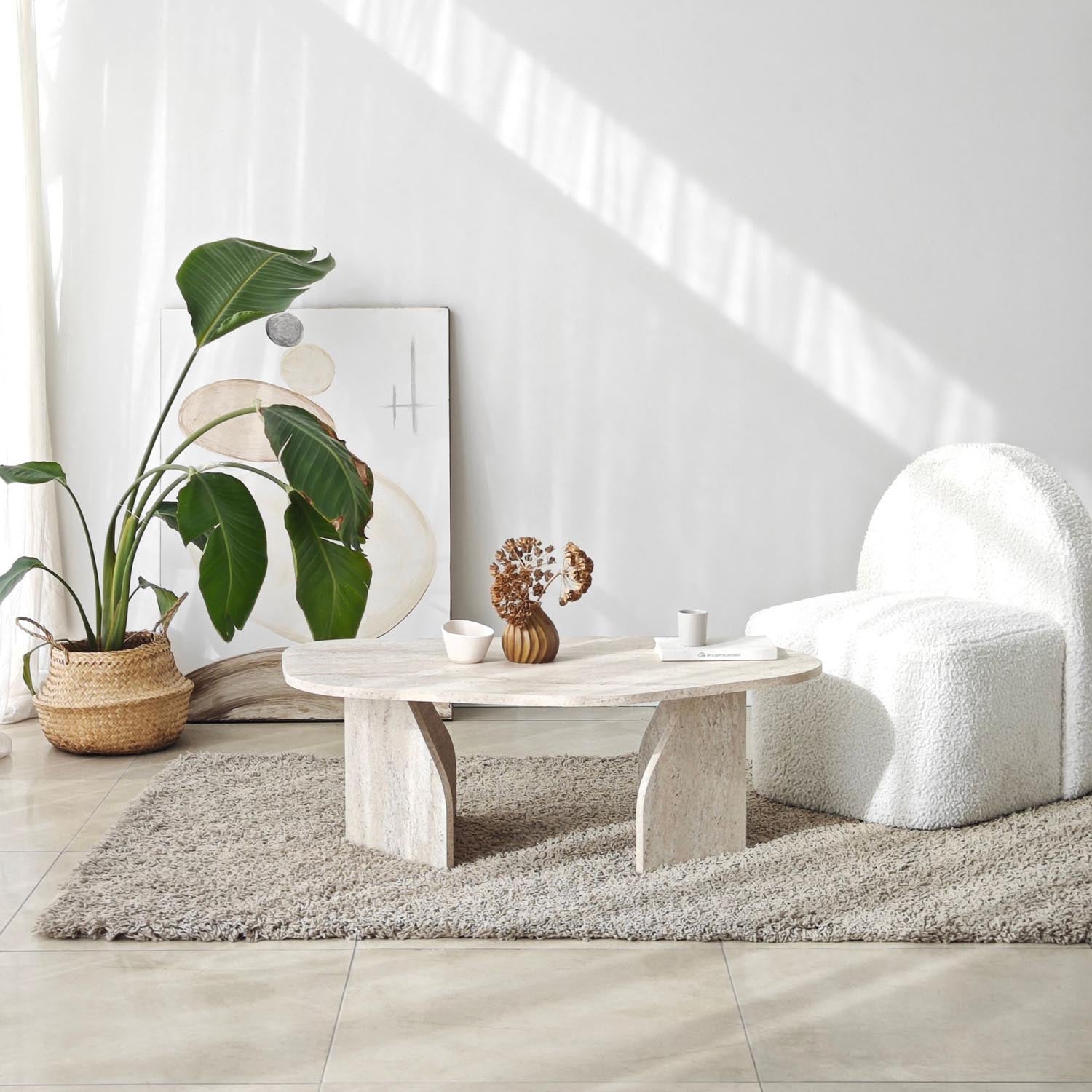 Verleihen Sie Ihrem Wohnraum mit dem Travertin-Couchtisch "Rock" von Hanah Home einen Hauch von Eleganz und Funktionalität.