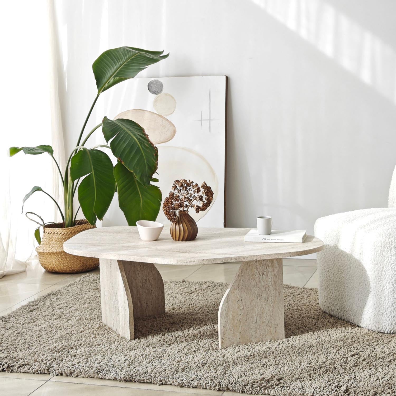 Entdecken Sie den stilvollen Travertin-Couchtisch "Rock" von Hanah Home – die perfekte Kombination aus Eleganz und praktischer Nutzung für Ihr Zuhause.