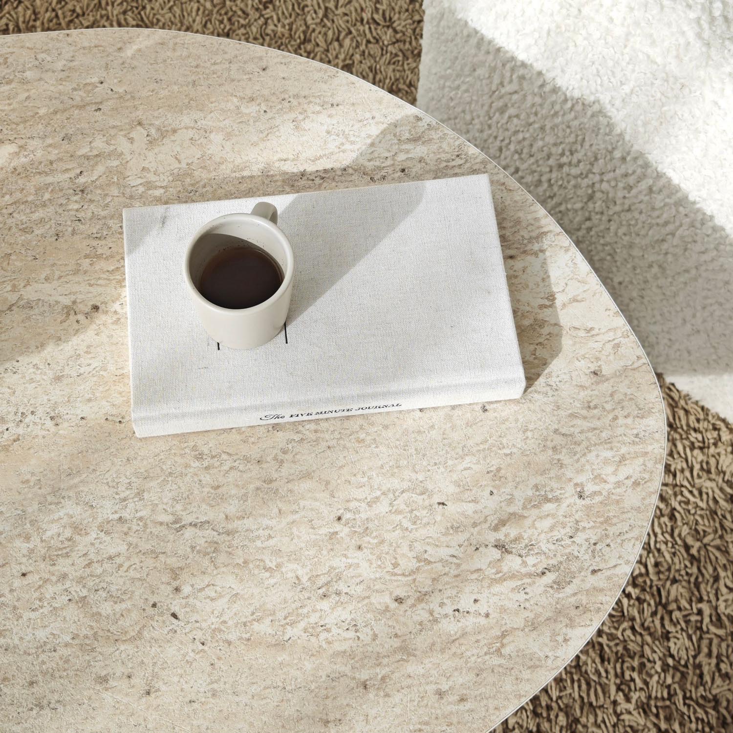 Verleihen Sie Ihrem Wohnzimmer mit dem eleganten Travertin-Couchtisch "Rock" von Hanah Home einen Hauch von Luxus und Funktionalität.