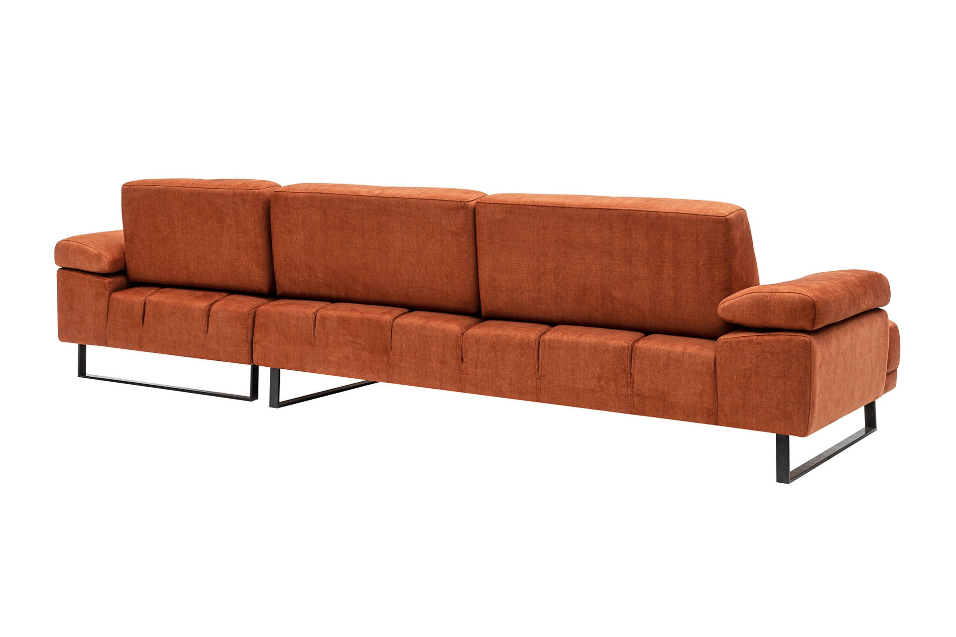 Entdecken Sie das Mustang Large Right Ecksofa in Orange von Atelier Del Sofa – ein stilvolles Möbelstück, das Komfort und Lebensfreude in Ihr Zuhause bringt.