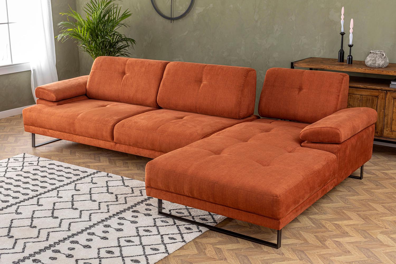 Verleihen Sie Ihrem Wohnraum mit dem Mustang Large Right Ecksofa in Orange von Atelier Del Sofa einen Hauch von Eleganz und Gemütlichkeit.